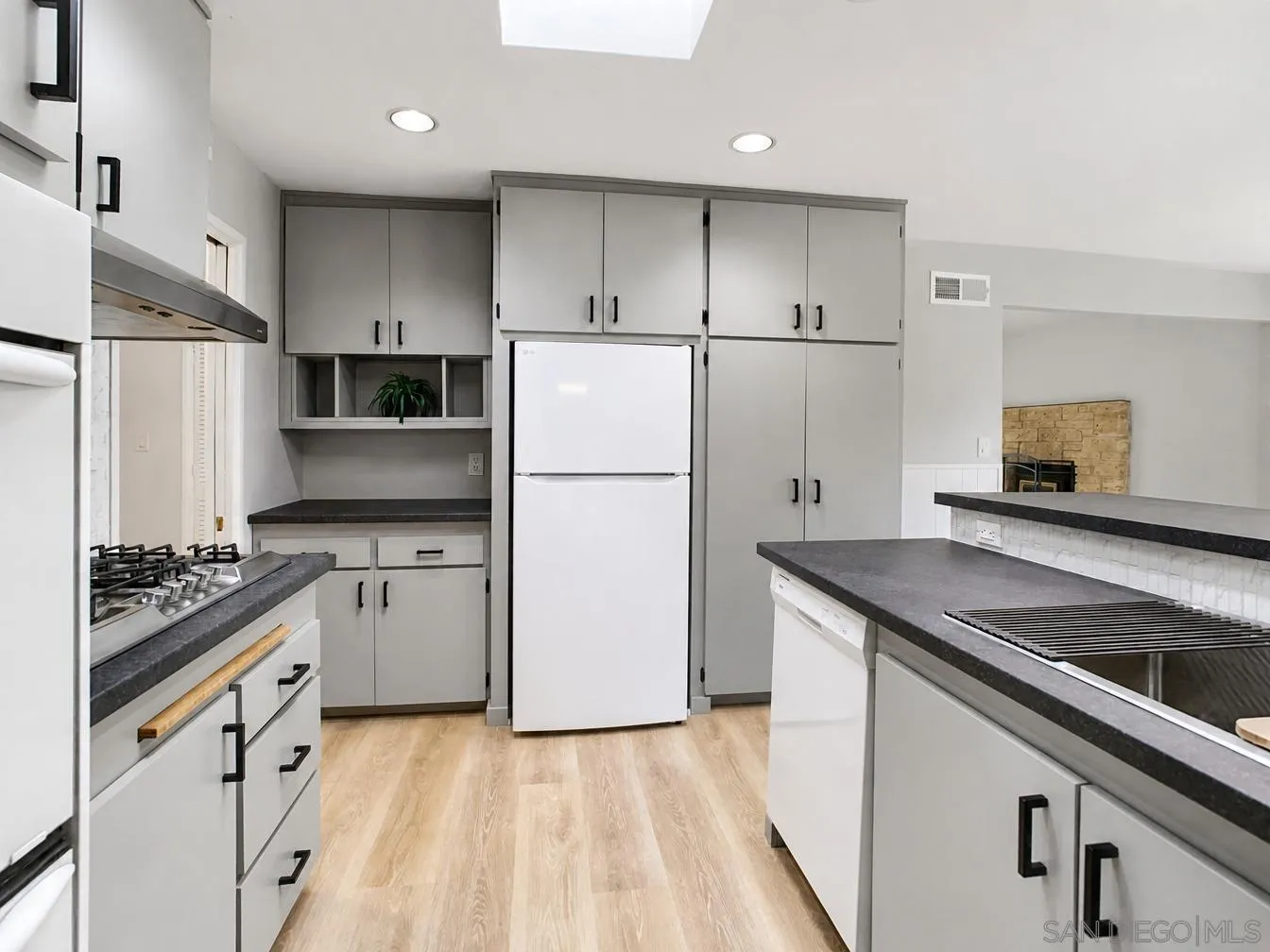https://cdn.realtyfeed.com/cdn/127/260021462/d8210436f69d4f9e9dfa9e4c8e7c2369.webp