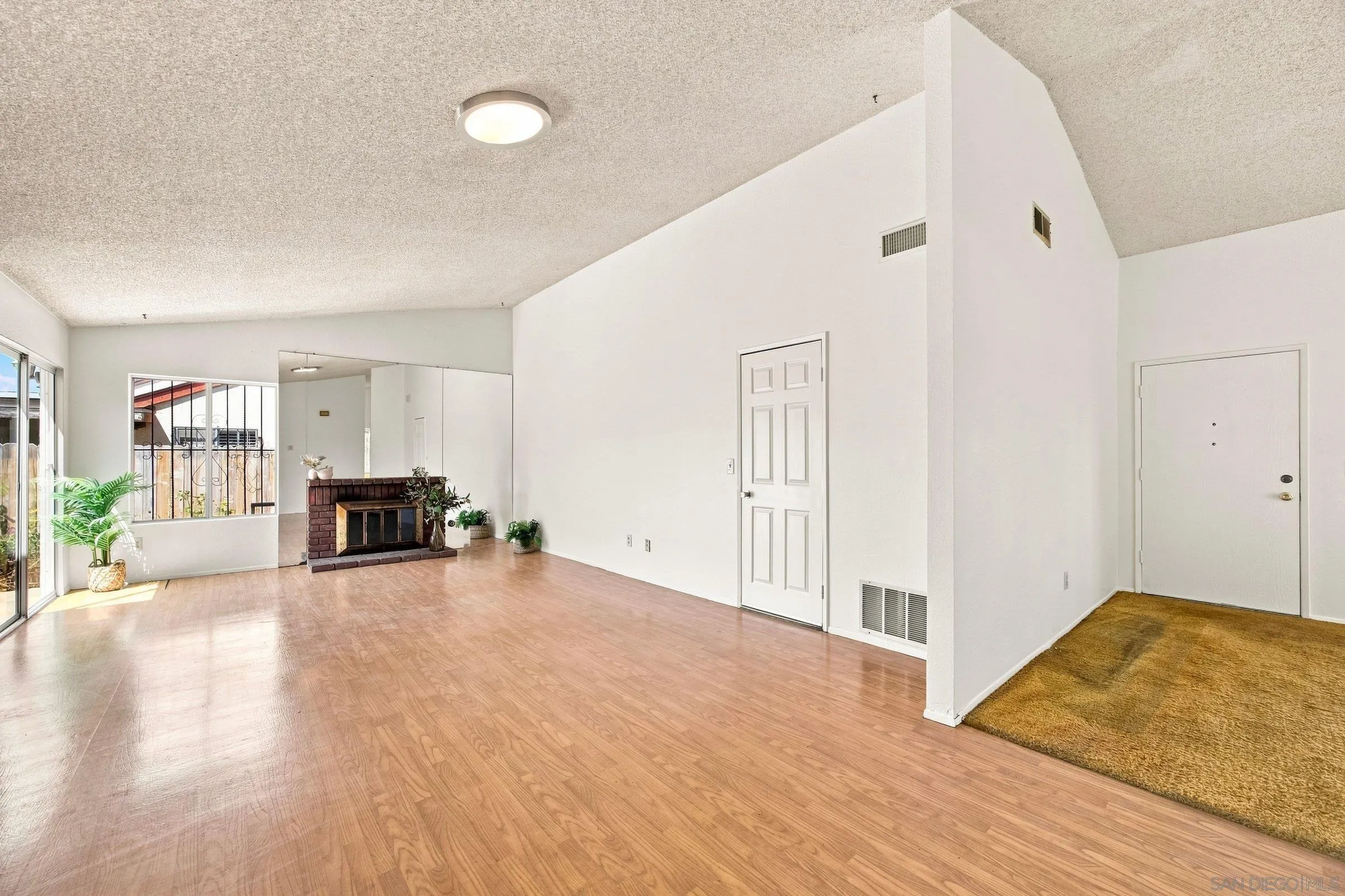https://cdn.realtyfeed.com/cdn/127/260021464/ce9bc19ff070663a51f0974c8acbf174.webp