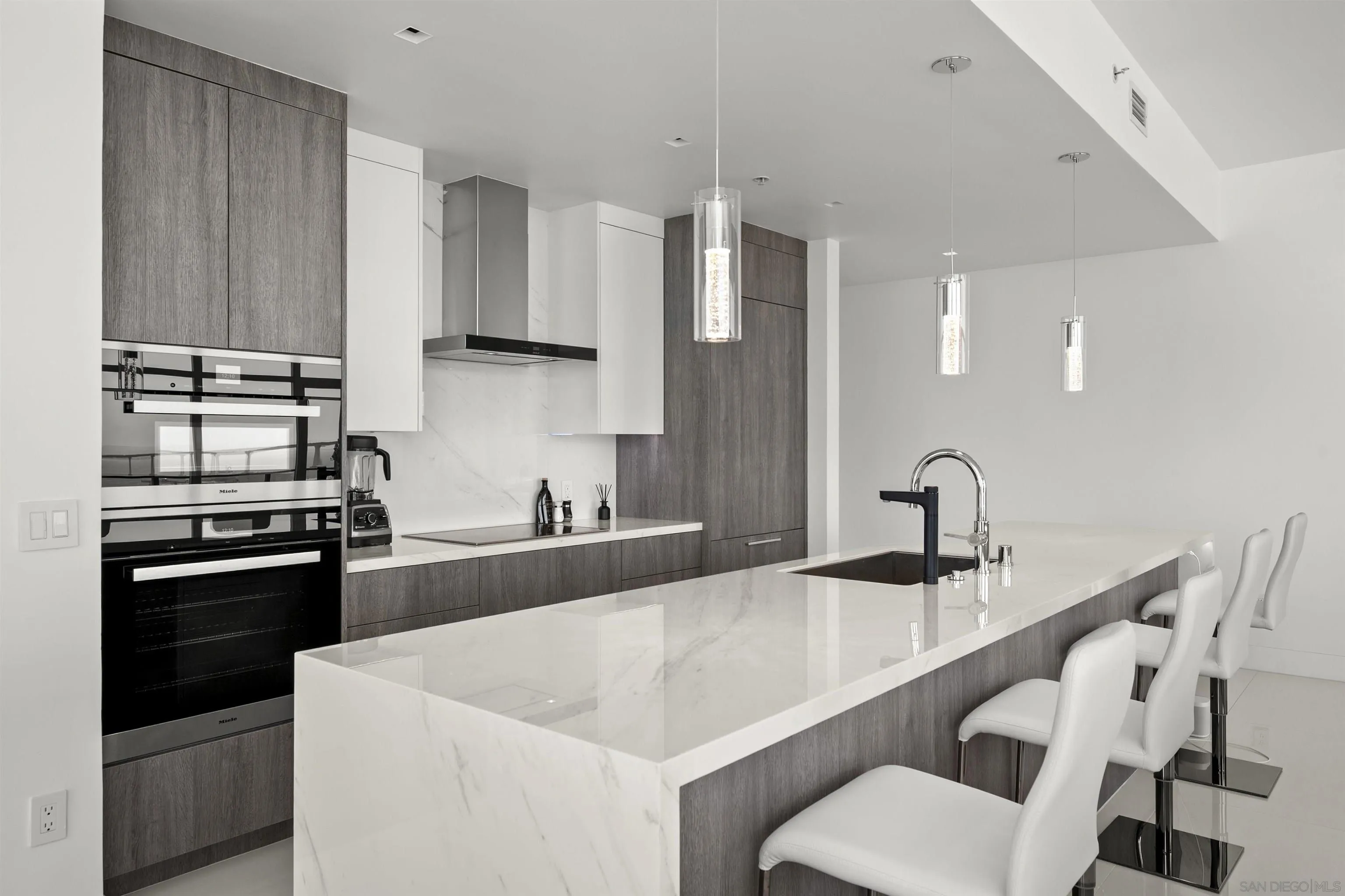 https://cdn.realtyfeed.com/cdn/127/260021469/2d8670a19ea7a7c6766a5595bacd1af4.webp