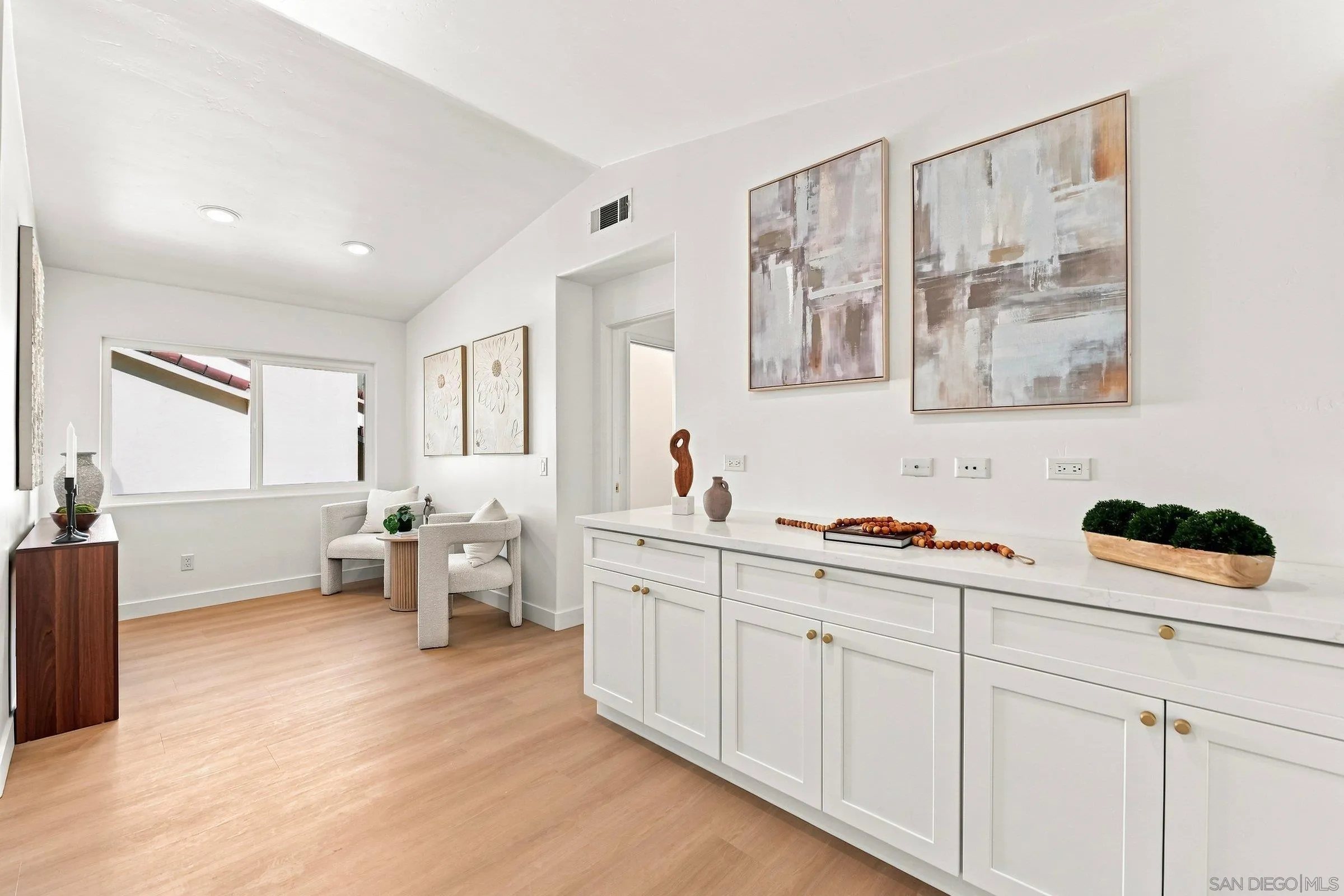 https://cdn.realtyfeed.com/cdn/127/260021483/50af26e713f3a2a37be85eaf9d930aa8.webp