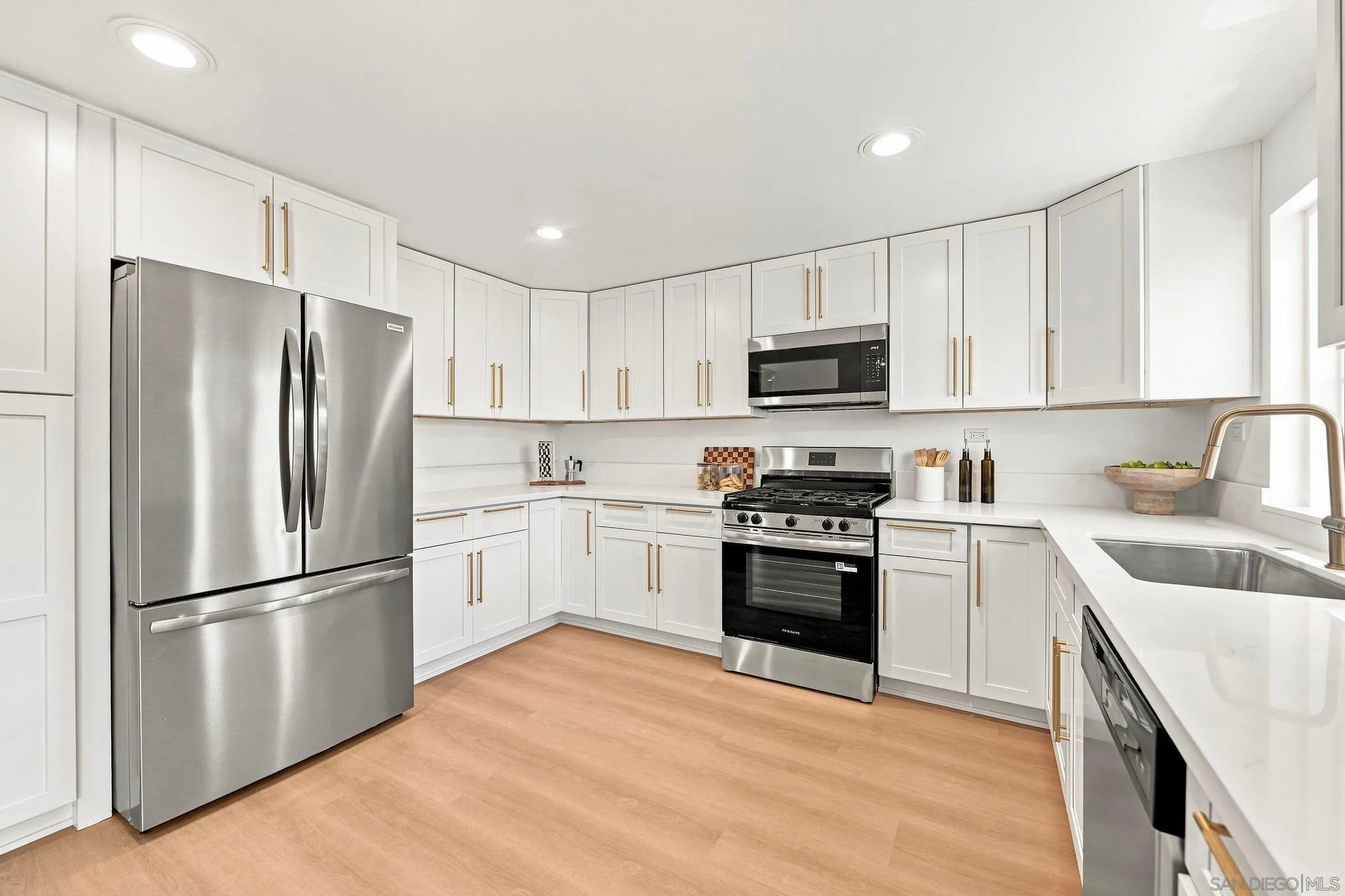 https://cdn.realtyfeed.com/cdn/127/260021483/dcd52119d7a538f7522db767e4bfa5c1.webp
