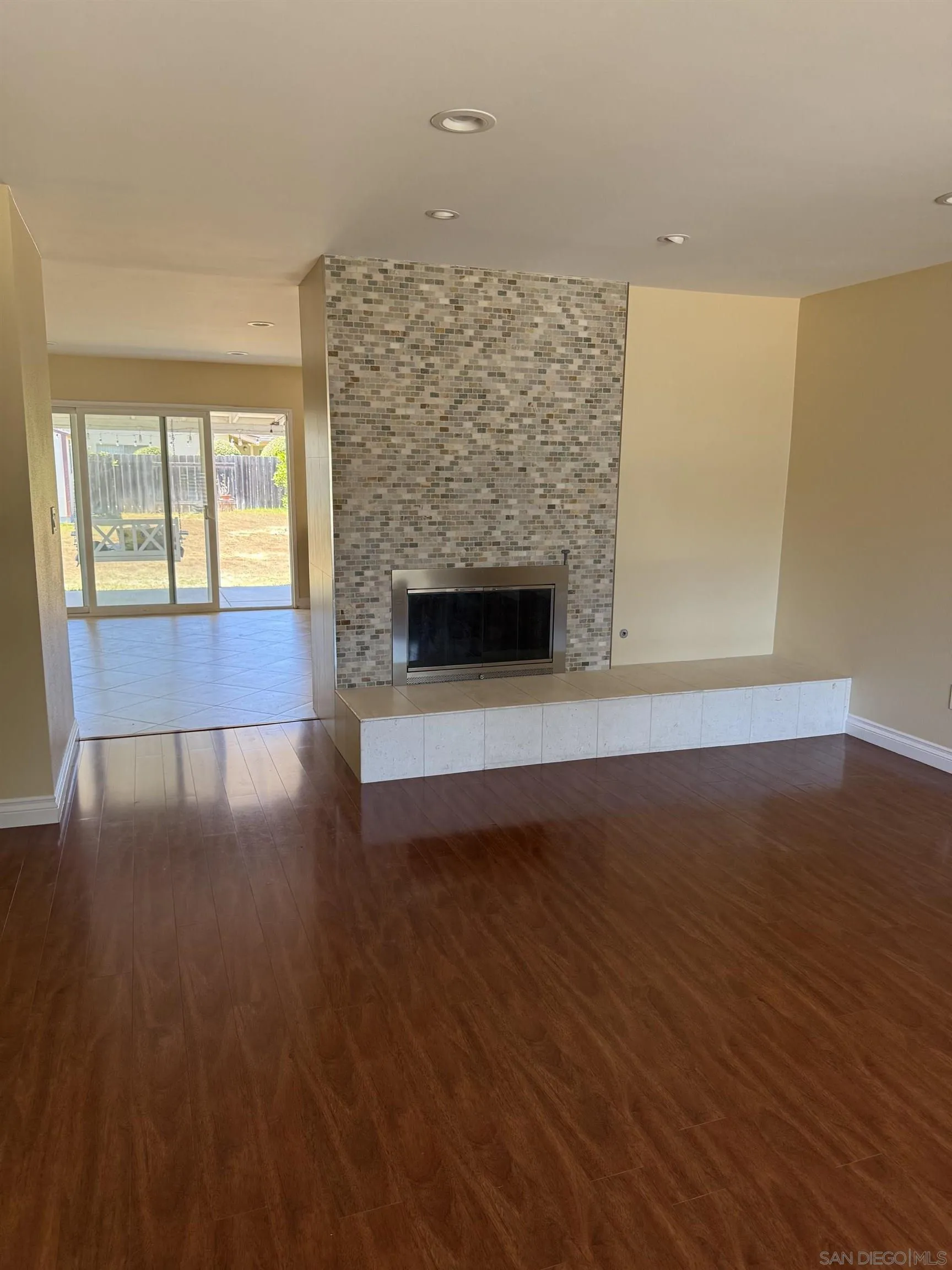 https://cdn.realtyfeed.com/cdn/127/260021492/d30394cedc3f0a8cb9e249a3b739beaf.webp