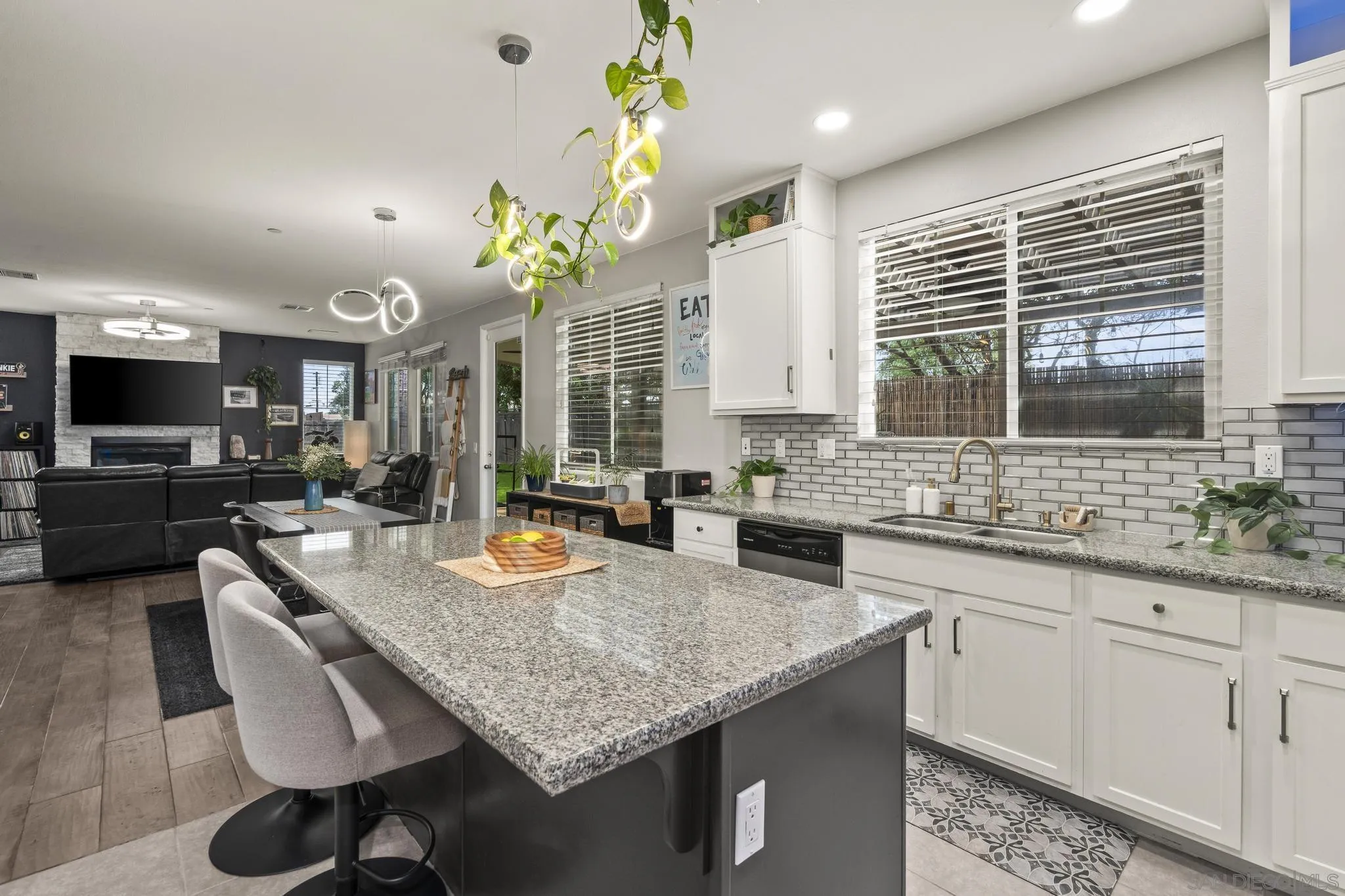 https://cdn.realtyfeed.com/cdn/127/260021505/18f9ef81c99ac4f92c8f7f7cd10ca006.webp