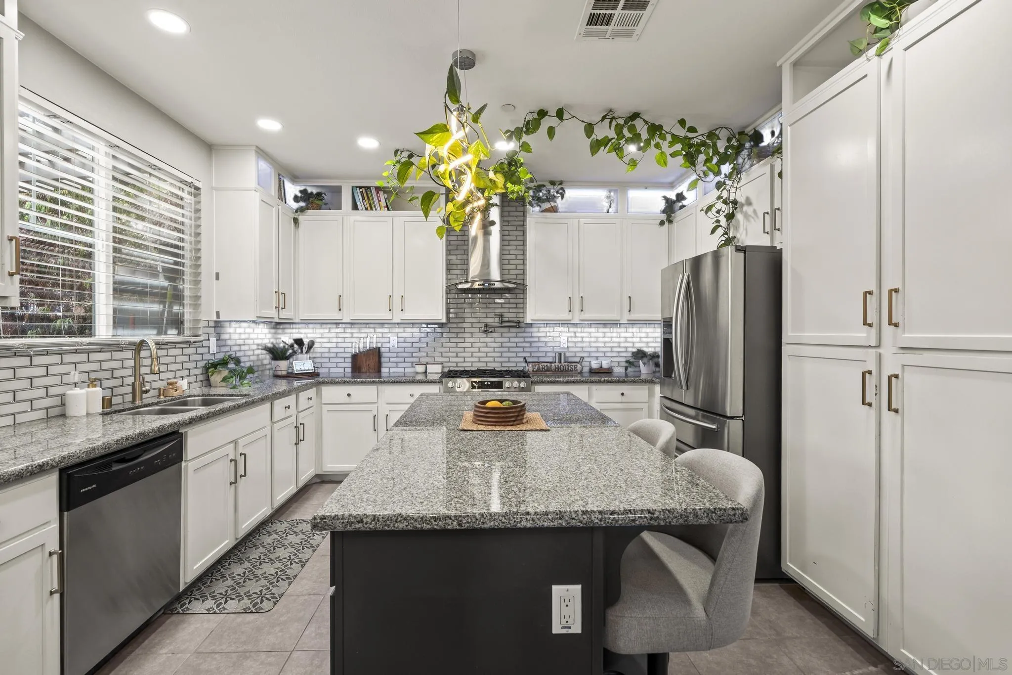 https://cdn.realtyfeed.com/cdn/127/260021505/285b677dcb076934c721239754455bf0.webp