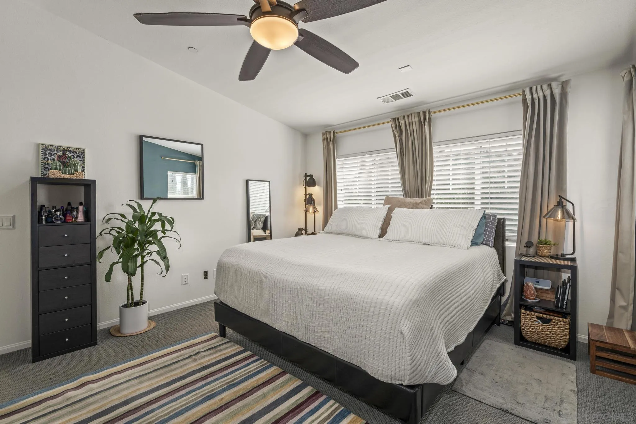 https://cdn.realtyfeed.com/cdn/127/260021505/359666daf22ee423699161ec25da9cf5.webp