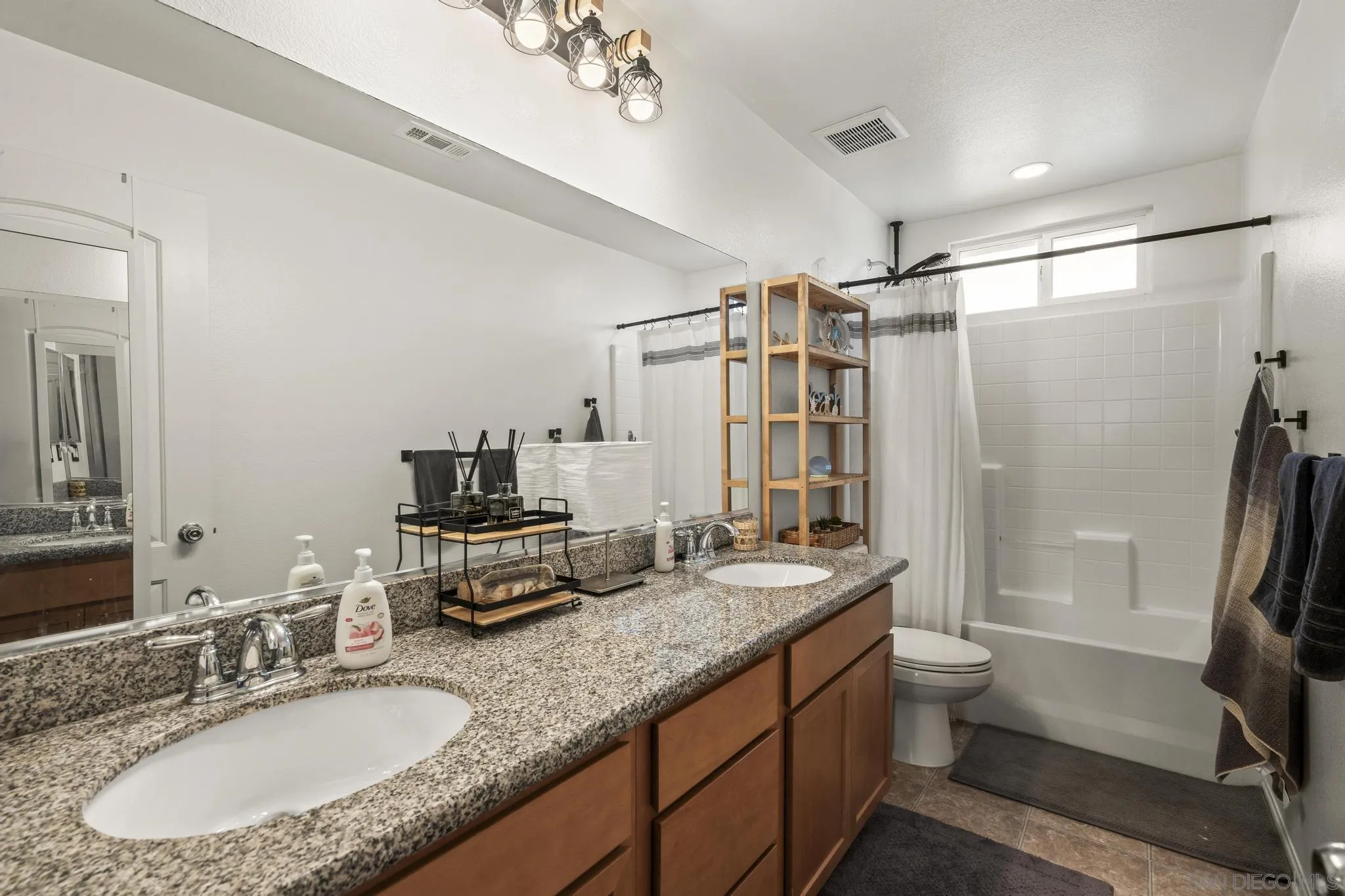 https://cdn.realtyfeed.com/cdn/127/260021505/52a1ea773a4298c85f6c614d656c792b.webp