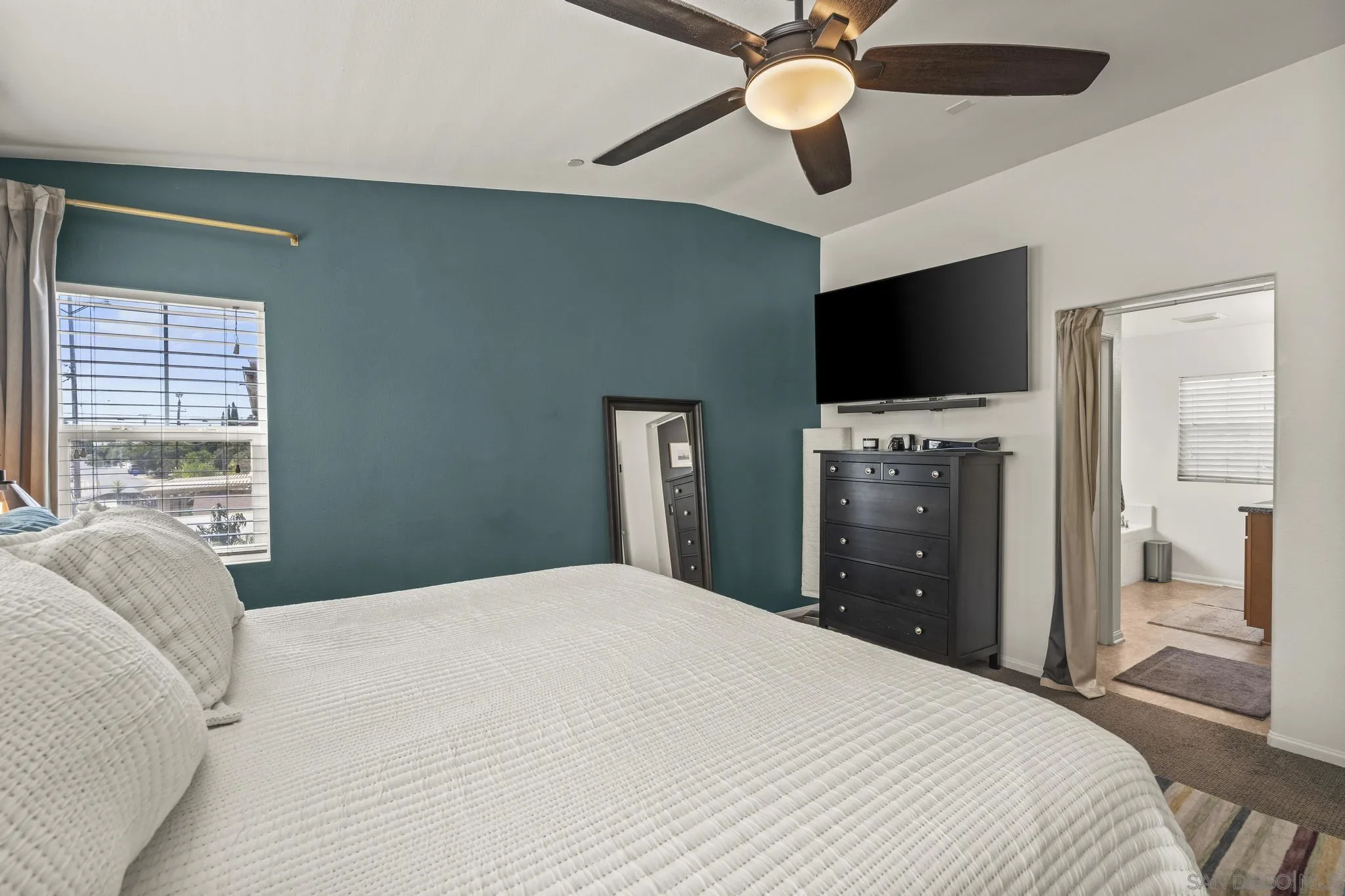 https://cdn.realtyfeed.com/cdn/127/260021505/a6bfe4d543da42847c578565b8235bdc.webp