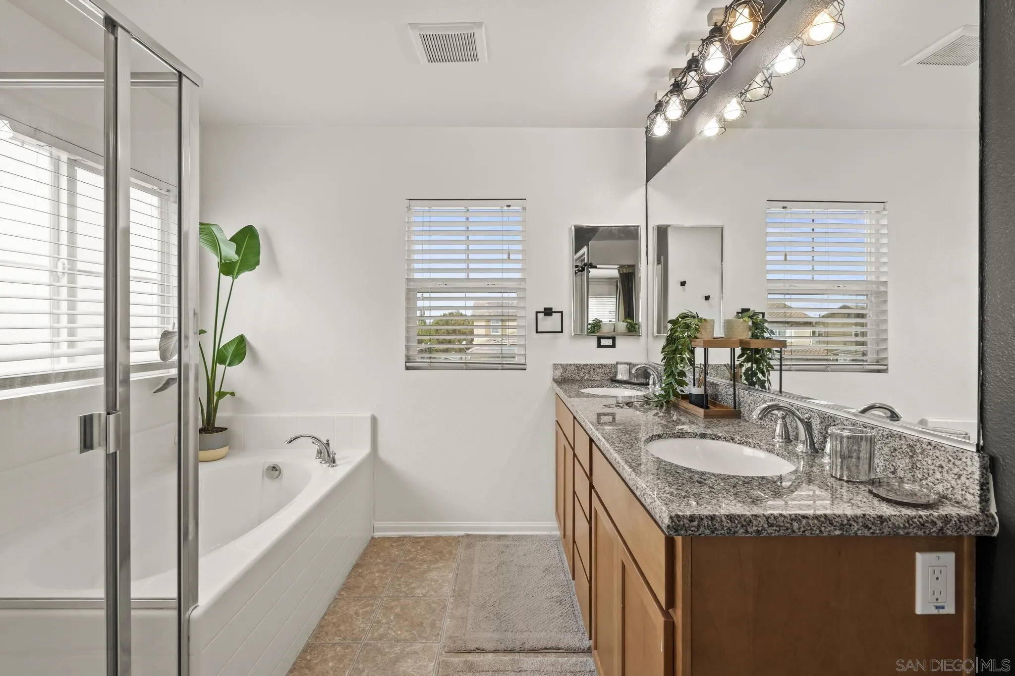 https://cdn.realtyfeed.com/cdn/127/260021505/c3cce39118c10ffb7f27c97be70b6d0e.webp
