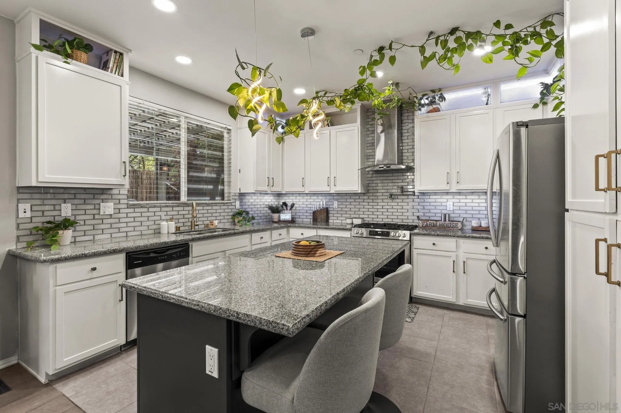 https://cdn.realtyfeed.com/cdn/127/260021505/f568a4eadd1899f805977ba4833ded57.webp