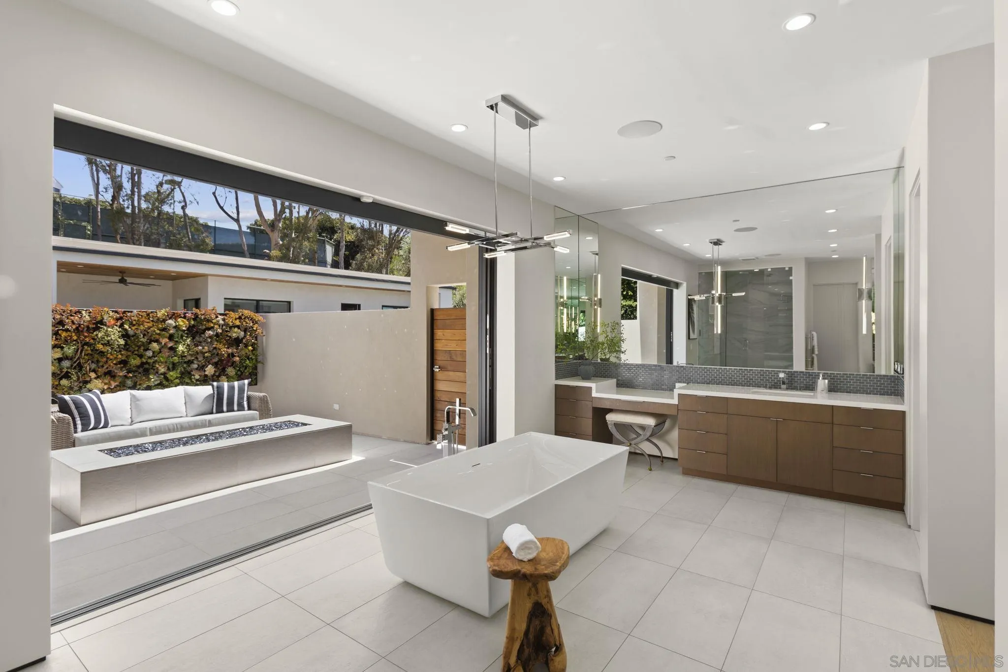 https://cdn.realtyfeed.com/cdn/127/260021509/8de15713bf629d43cbc758ed9c8b9c85.webp