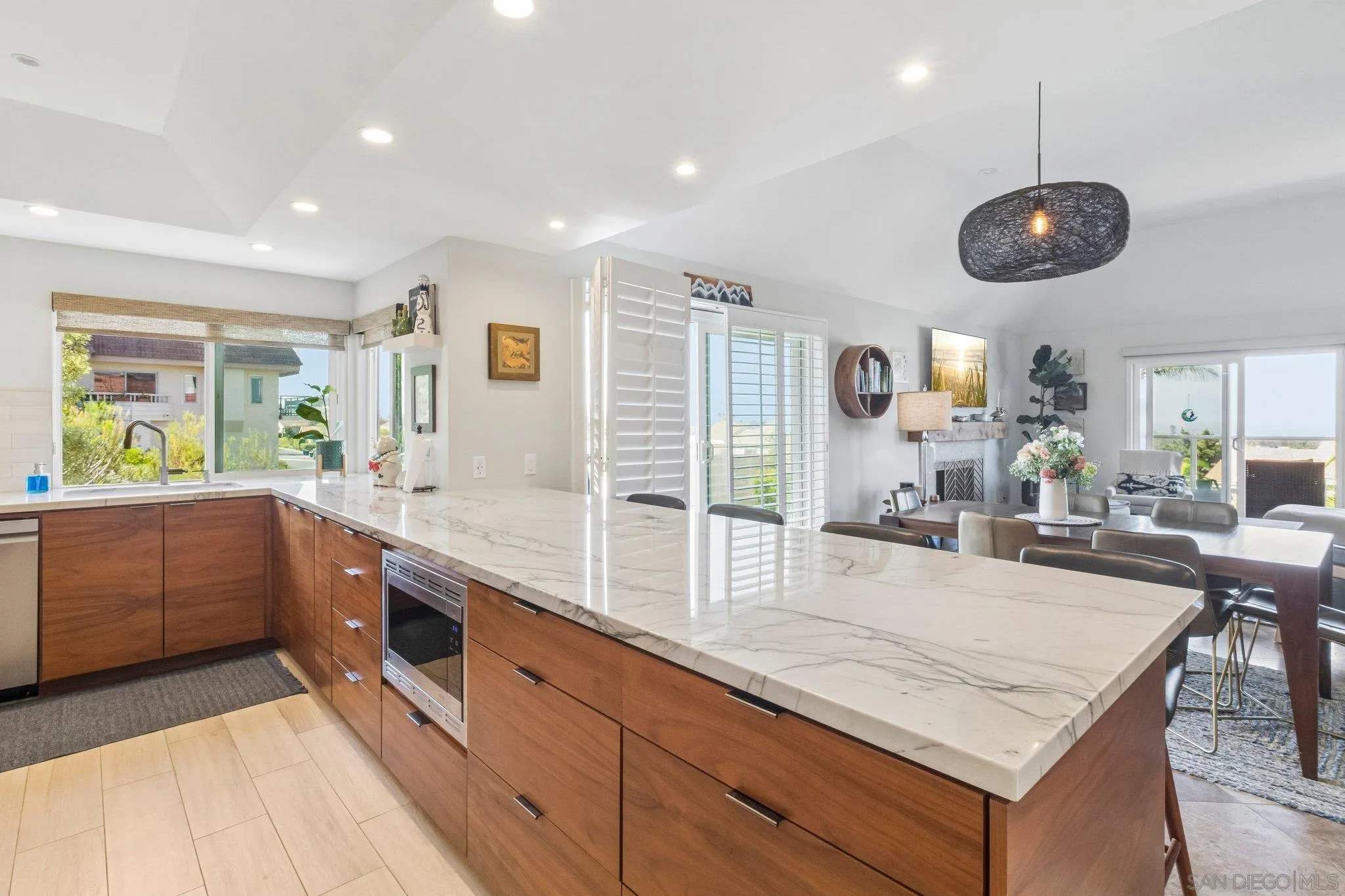 https://cdn.realtyfeed.com/cdn/127/260021517/0b6f5bbd6f820dcf01a90ba09f40bc18.webp