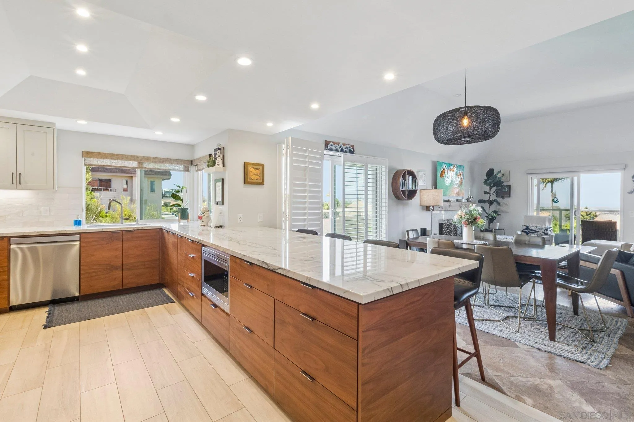 https://cdn.realtyfeed.com/cdn/127/260021517/56dae4ccafb9548e25e0d9d3cd0e6396.webp