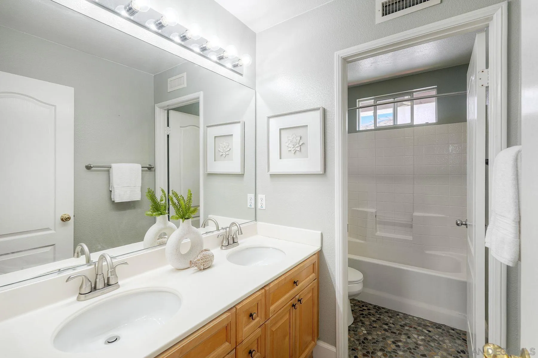 https://cdn.realtyfeed.com/cdn/127/260021518/258879f7b67d45fb1384a25341a6e37c.webp