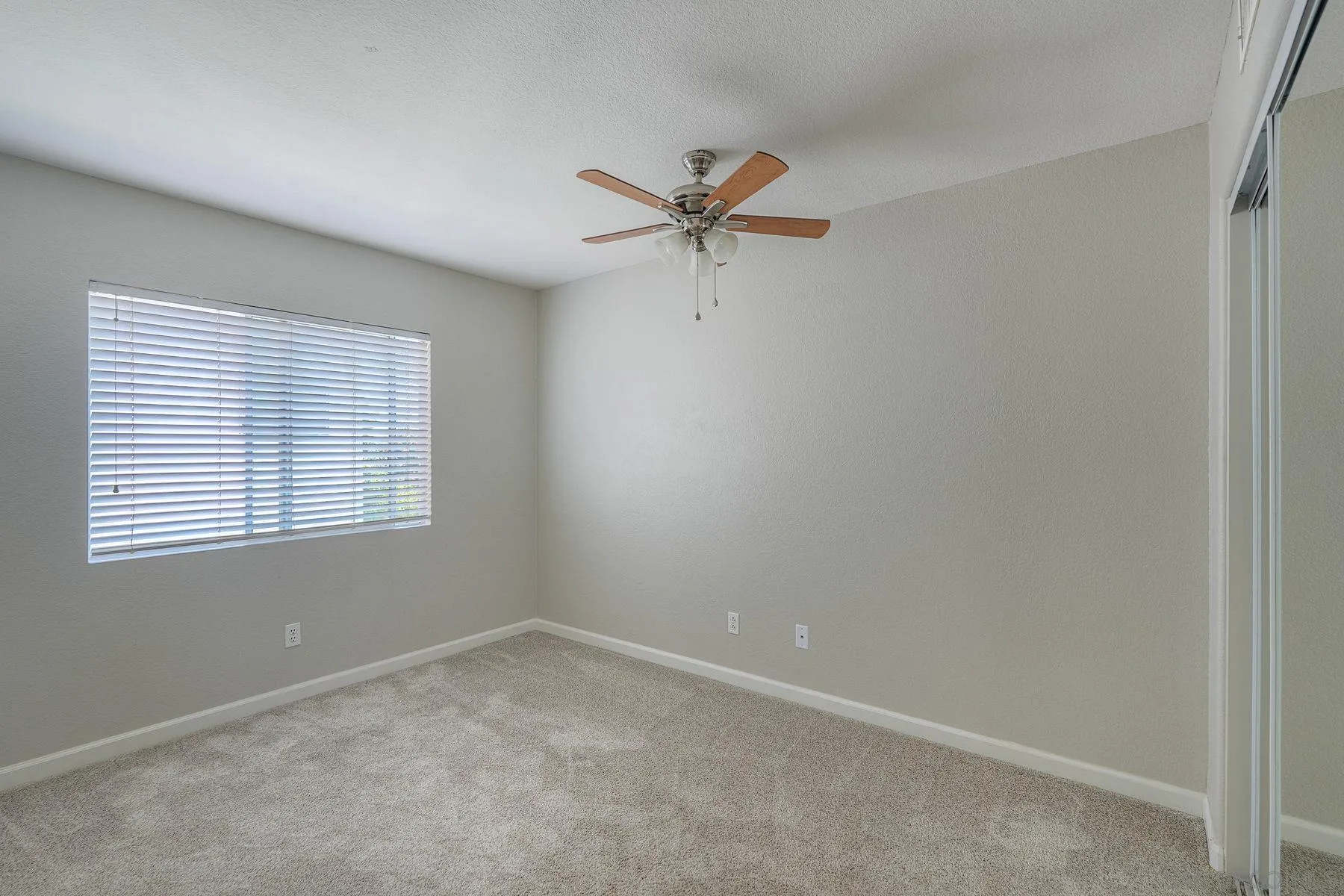 https://cdn.realtyfeed.com/cdn/127/260021518/5fb58467dfb26706f2d099f238125337.webp