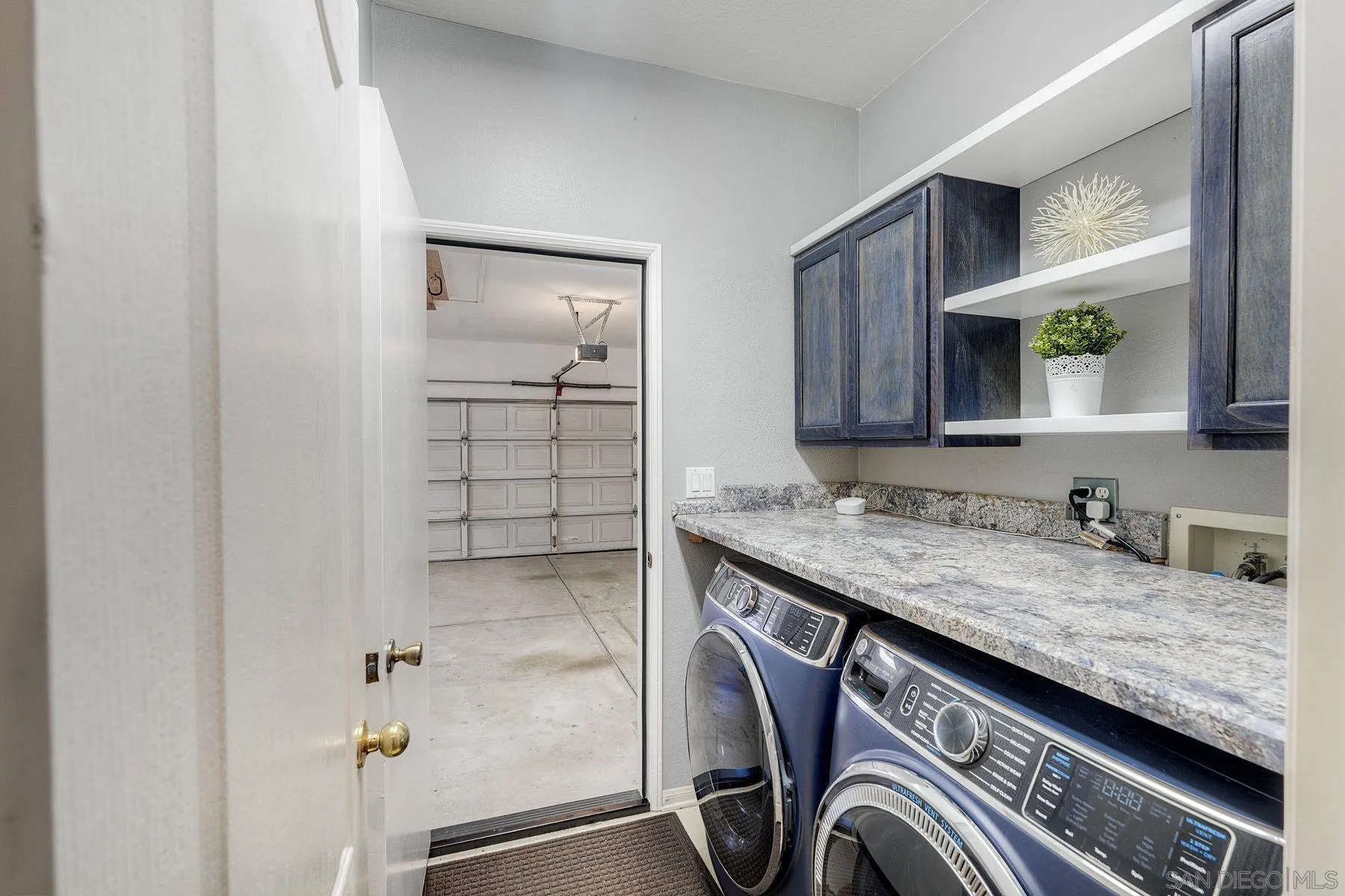 https://cdn.realtyfeed.com/cdn/127/260021518/951b7a6d2265d71eecf3e896e48934a2.webp