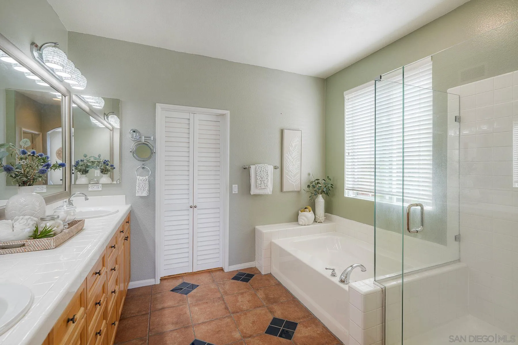 https://cdn.realtyfeed.com/cdn/127/260021518/975f0fcd3a80d32fb1335b170709331a.webp