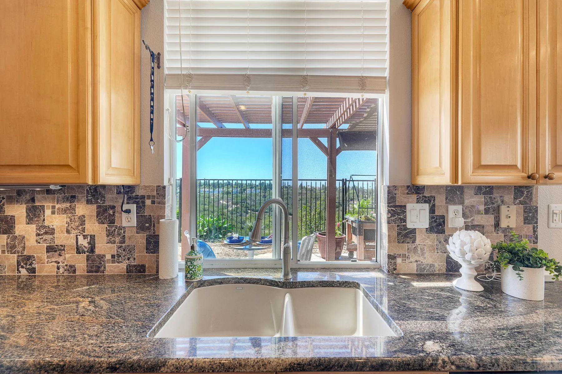 https://cdn.realtyfeed.com/cdn/127/260021518/a777fe82fc5f57f8d8cdf127e3be126a.webp