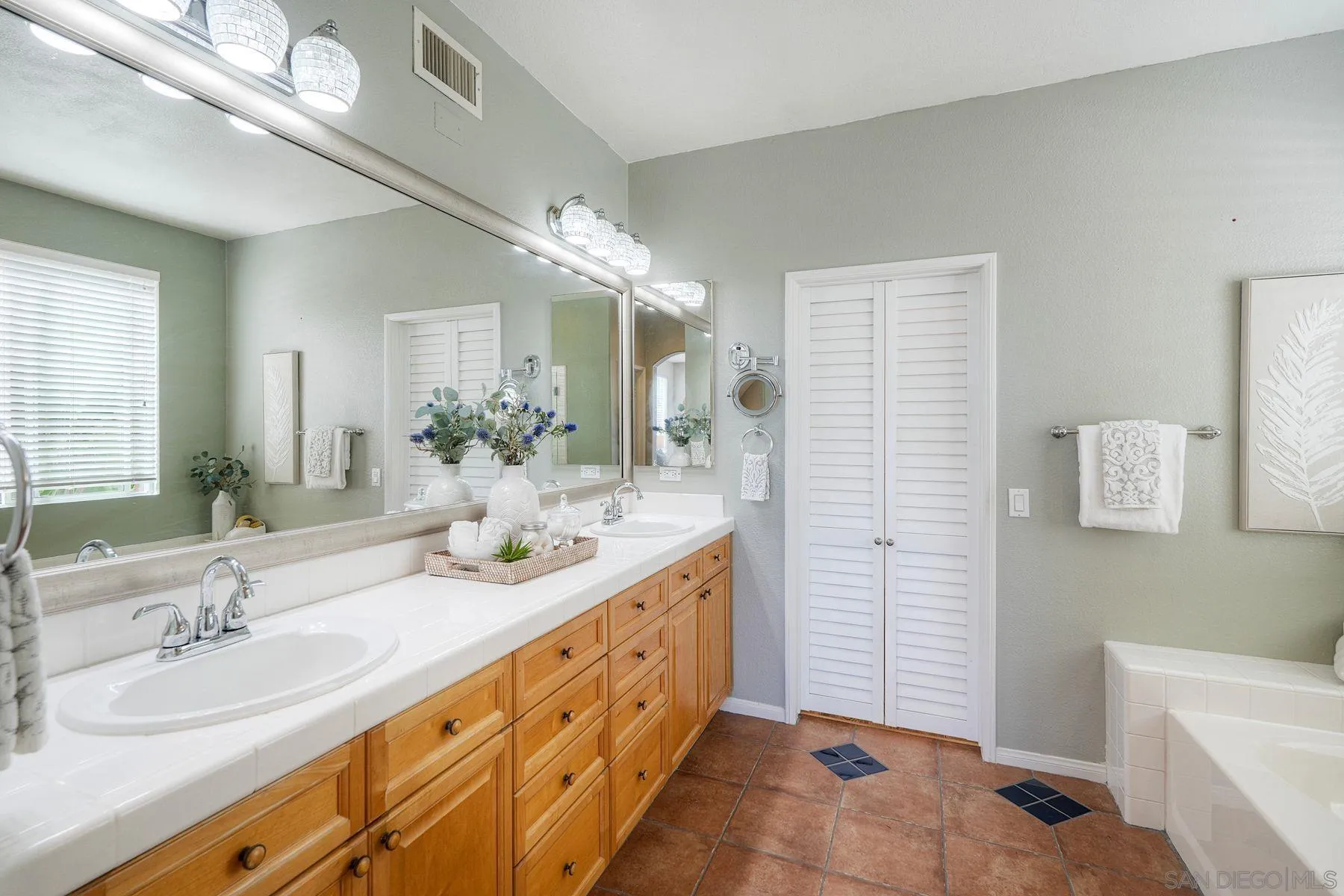 https://cdn.realtyfeed.com/cdn/127/260021518/ba79b6300d3c94efe94cd397131065af.webp