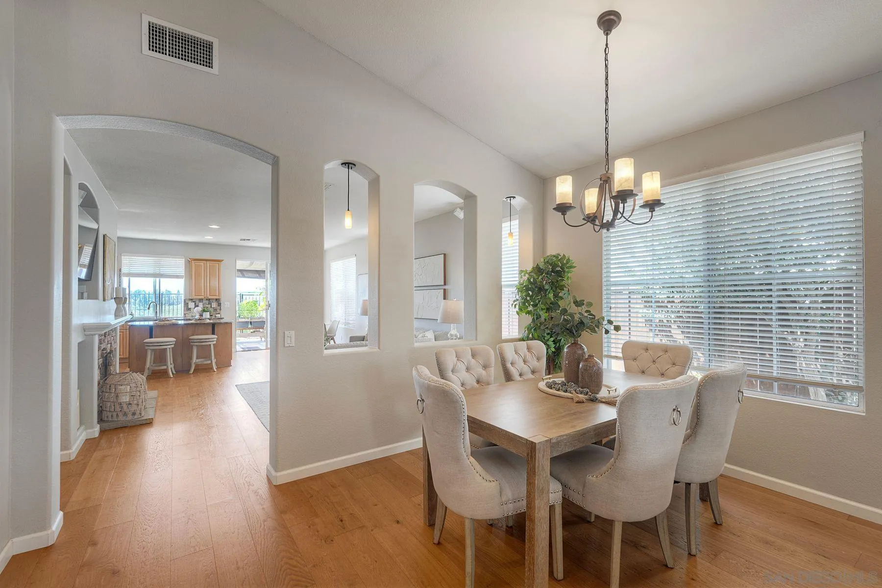 https://cdn.realtyfeed.com/cdn/127/260021518/e1aa0a6a80be582d13ac4048caae21fb.webp