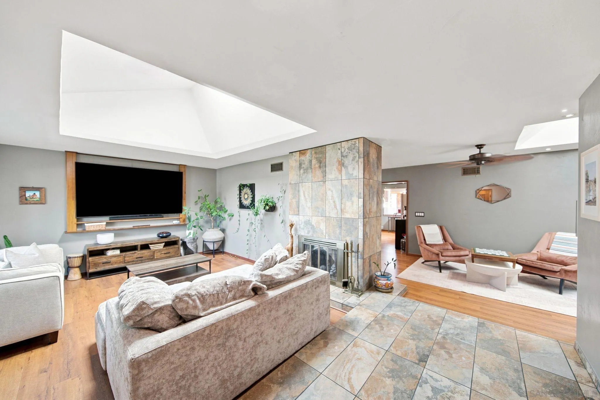 https://cdn.realtyfeed.com/cdn/127/260021522/32e4e7f0993b4458caaf47080968bf79.webp