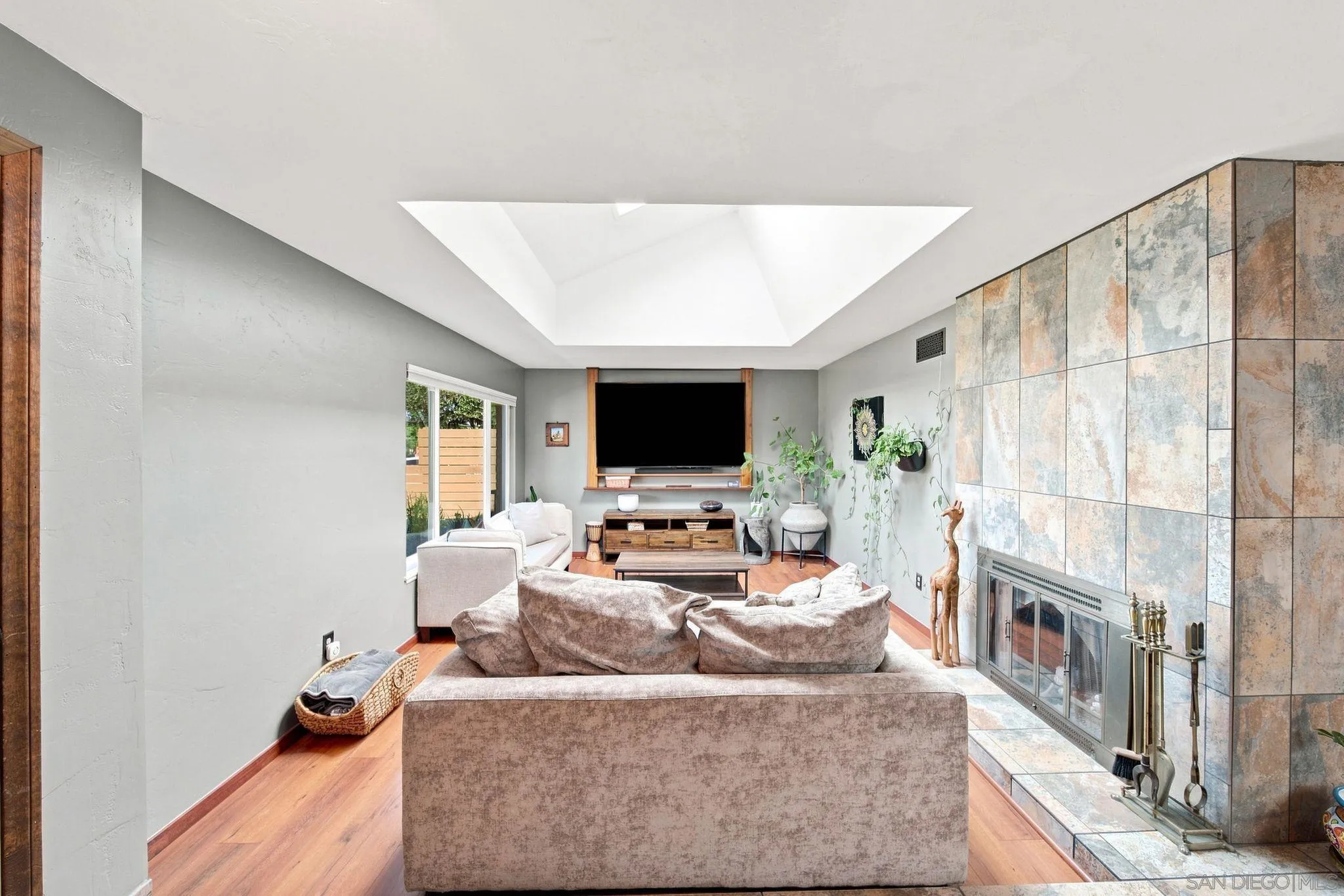 https://cdn.realtyfeed.com/cdn/127/260021522/dee5f8ca37bfef53e8ae17209ee2a757.webp