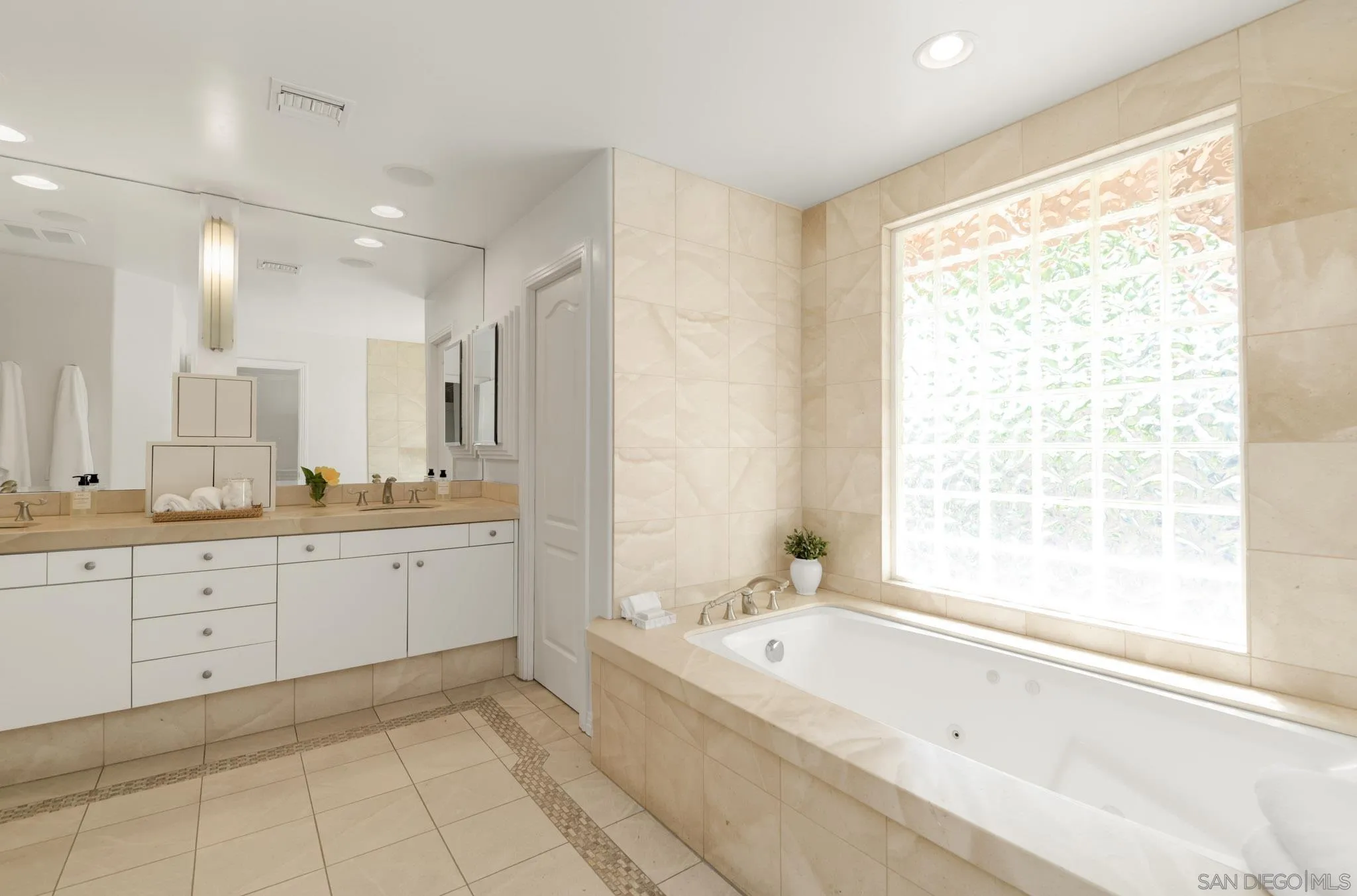 https://cdn.realtyfeed.com/cdn/127/260021524/655039ec48ec6e345a48da4e5cc44766.webp
