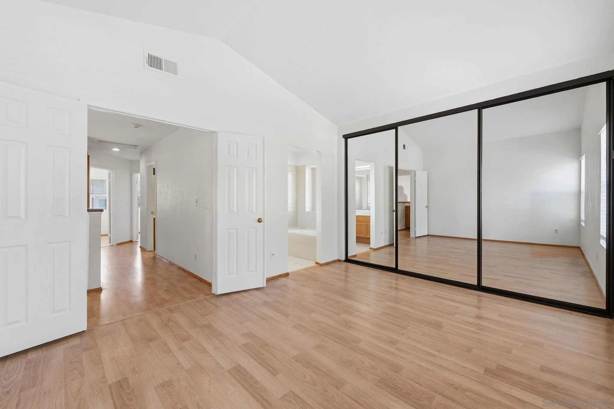 https://cdn.realtyfeed.com/cdn/127/260021528/21fb606fe98b20f0166bc8cce6fb7a35.webp