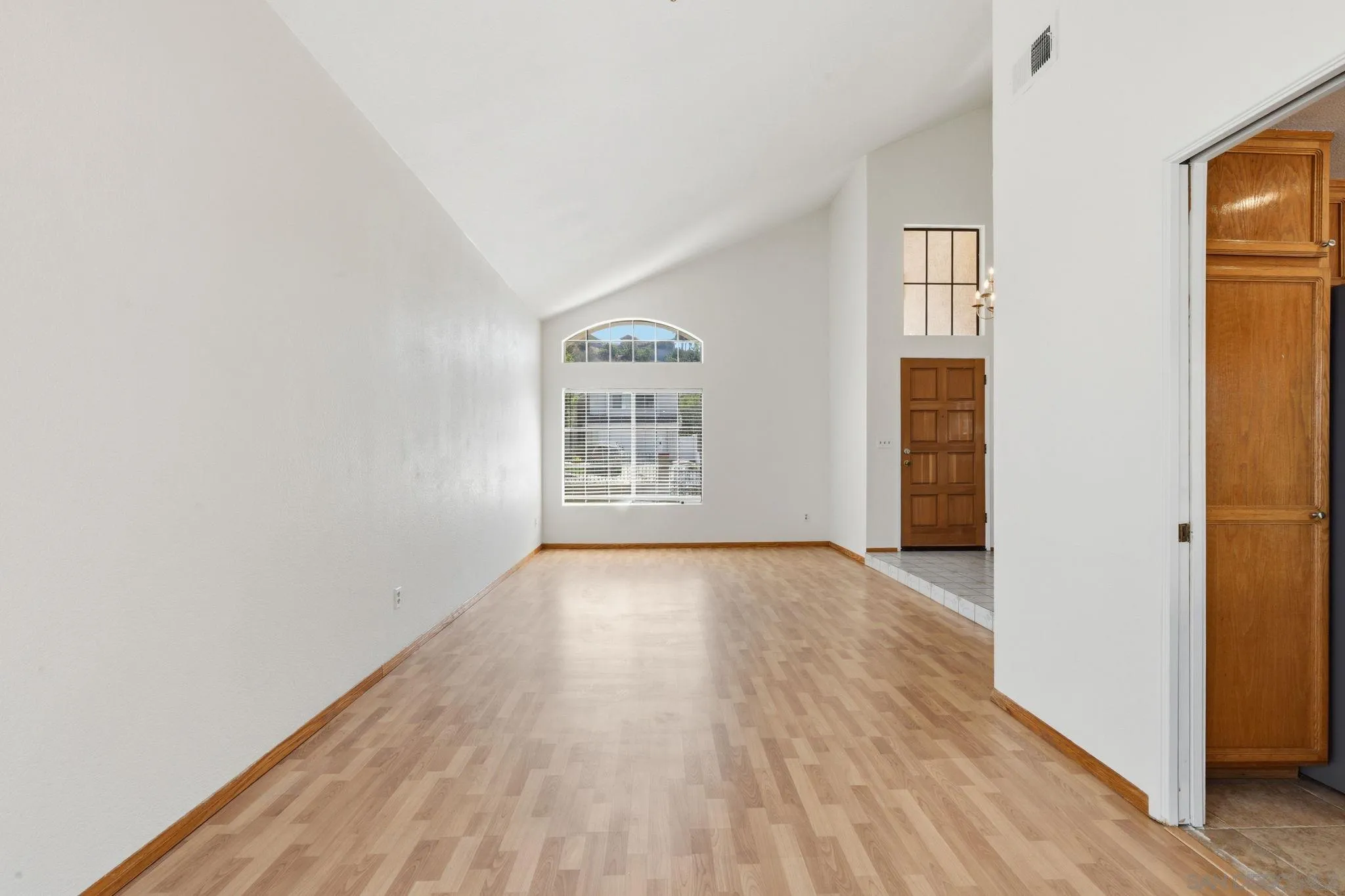https://cdn.realtyfeed.com/cdn/127/260021528/35b99a46895bb7d8fb69346f08997e52.webp