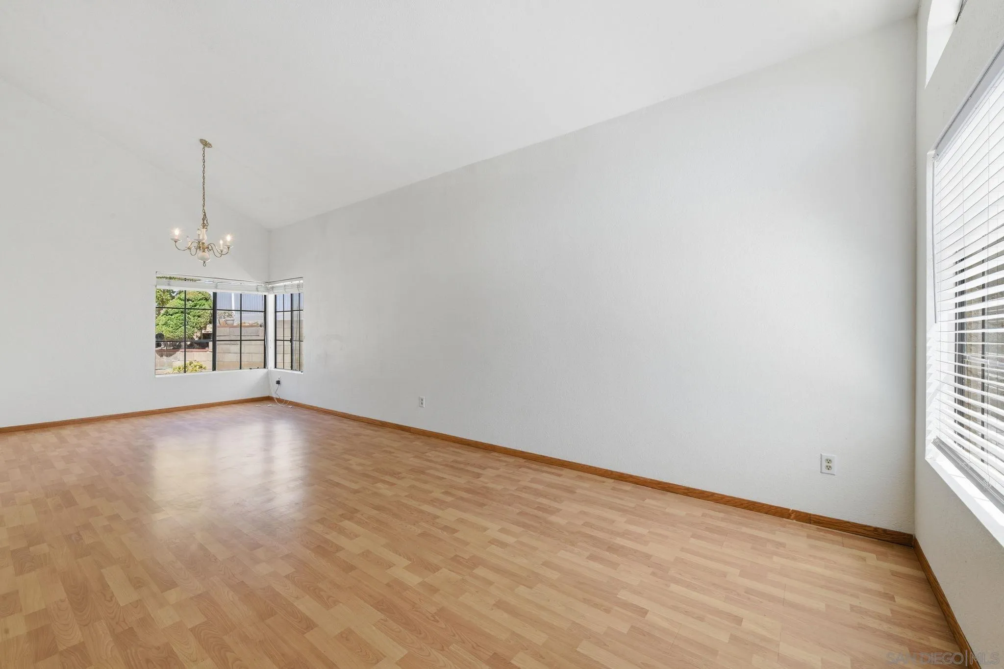 https://cdn.realtyfeed.com/cdn/127/260021528/4e80c4810570ba3e54f91ebb3cc48fa2.webp