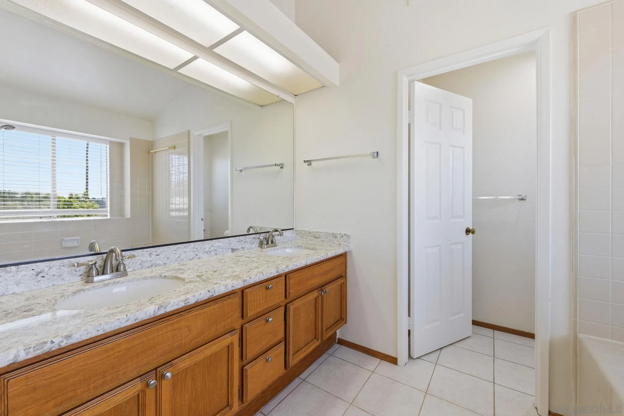 https://cdn.realtyfeed.com/cdn/127/260021528/5a7cfe4cff087477d32403907f0a8e41.webp