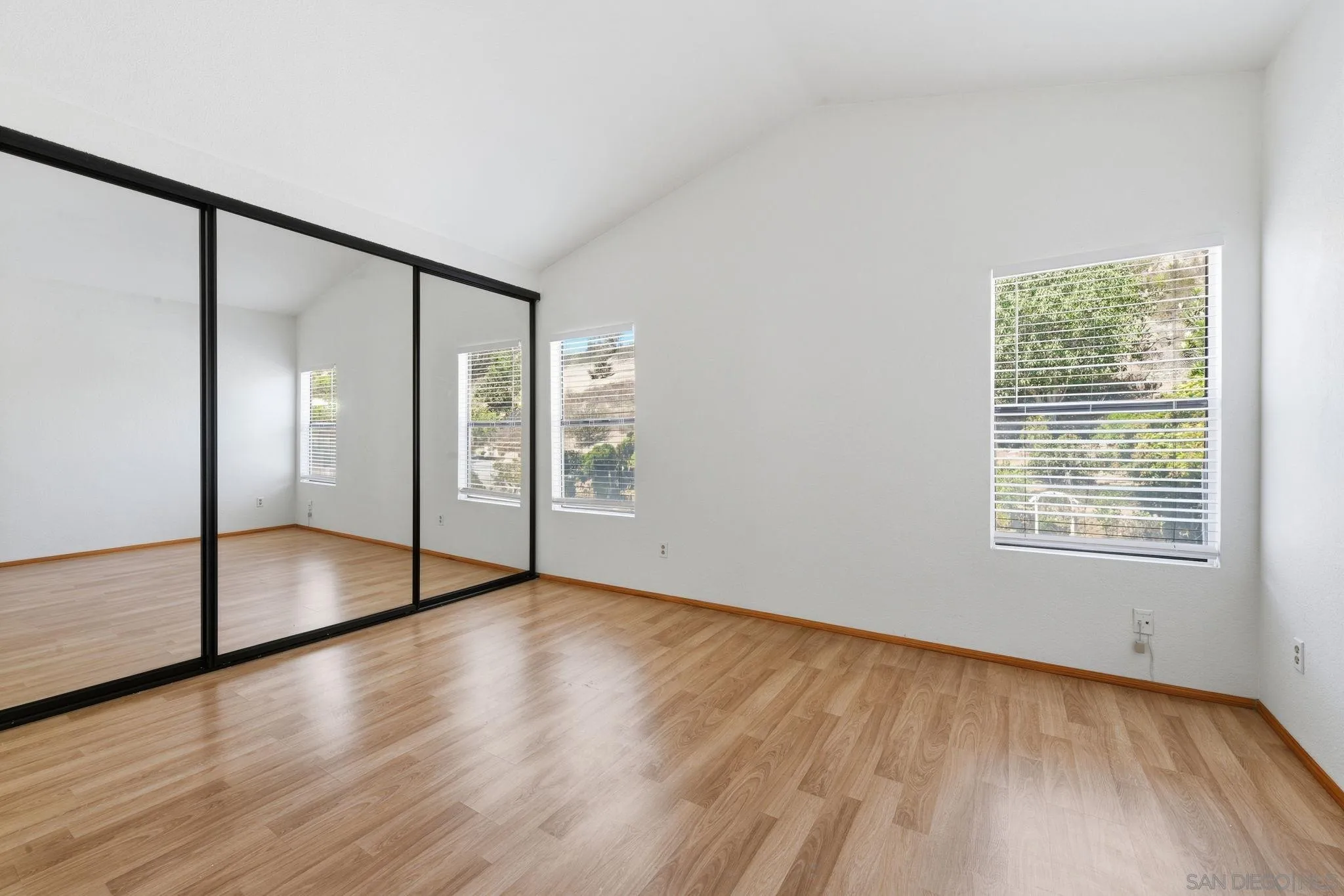 https://cdn.realtyfeed.com/cdn/127/260021528/a0db277d781a15a4ac8861cafb86844d.webp