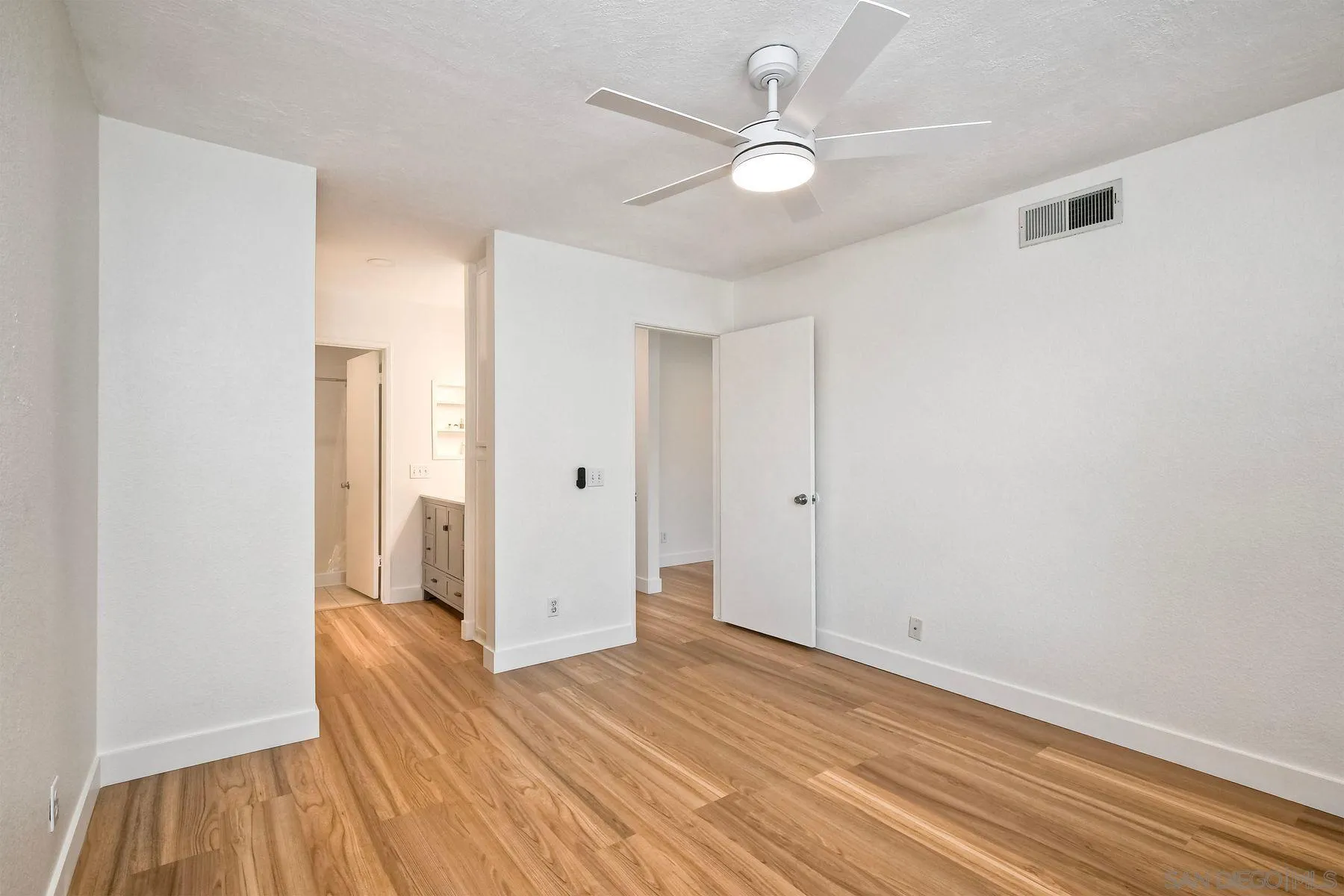 https://cdn.realtyfeed.com/cdn/127/260021535/0b32353703d58426bde9af4fd527d552.webp