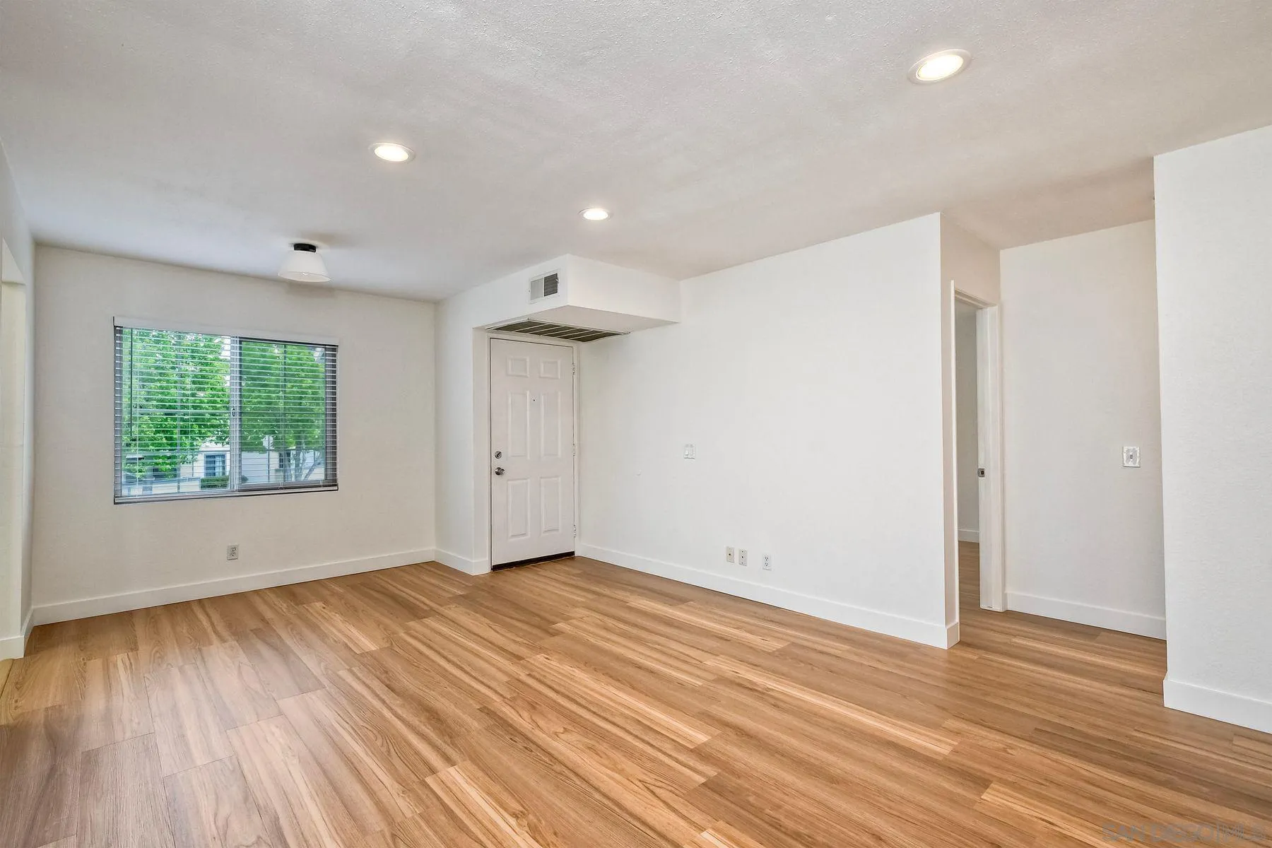 https://cdn.realtyfeed.com/cdn/127/260021535/b98d5536102afee50dcdba20142e5a59.webp