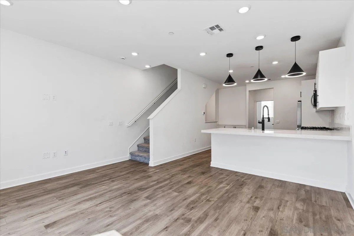 https://cdn.realtyfeed.com/cdn/127/260021540/fd6f27fab59e9ce08e665d38db474fdd.webp