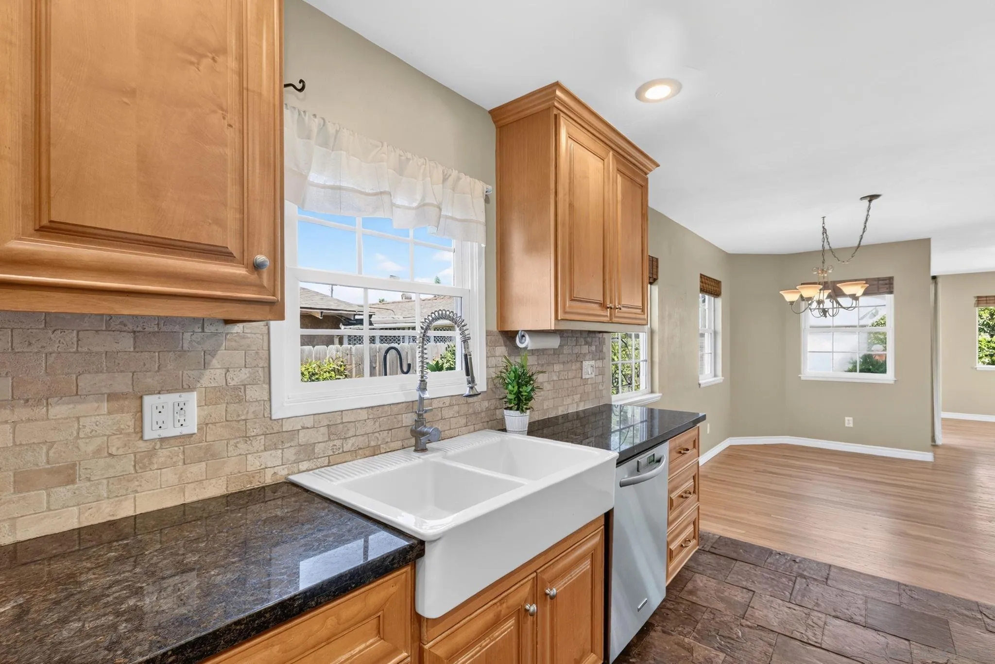 https://cdn.realtyfeed.com/cdn/127/260021572/1eca2c72fefef7a0fe11237be2f9be03.webp
