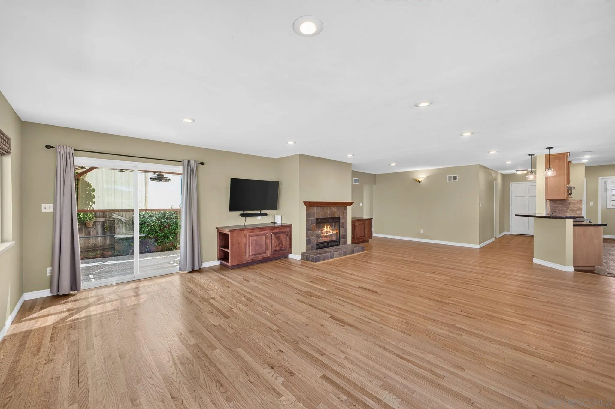 https://cdn.realtyfeed.com/cdn/127/260021572/ae058ef9b526c32ad61f1edfc126d2c3.webp