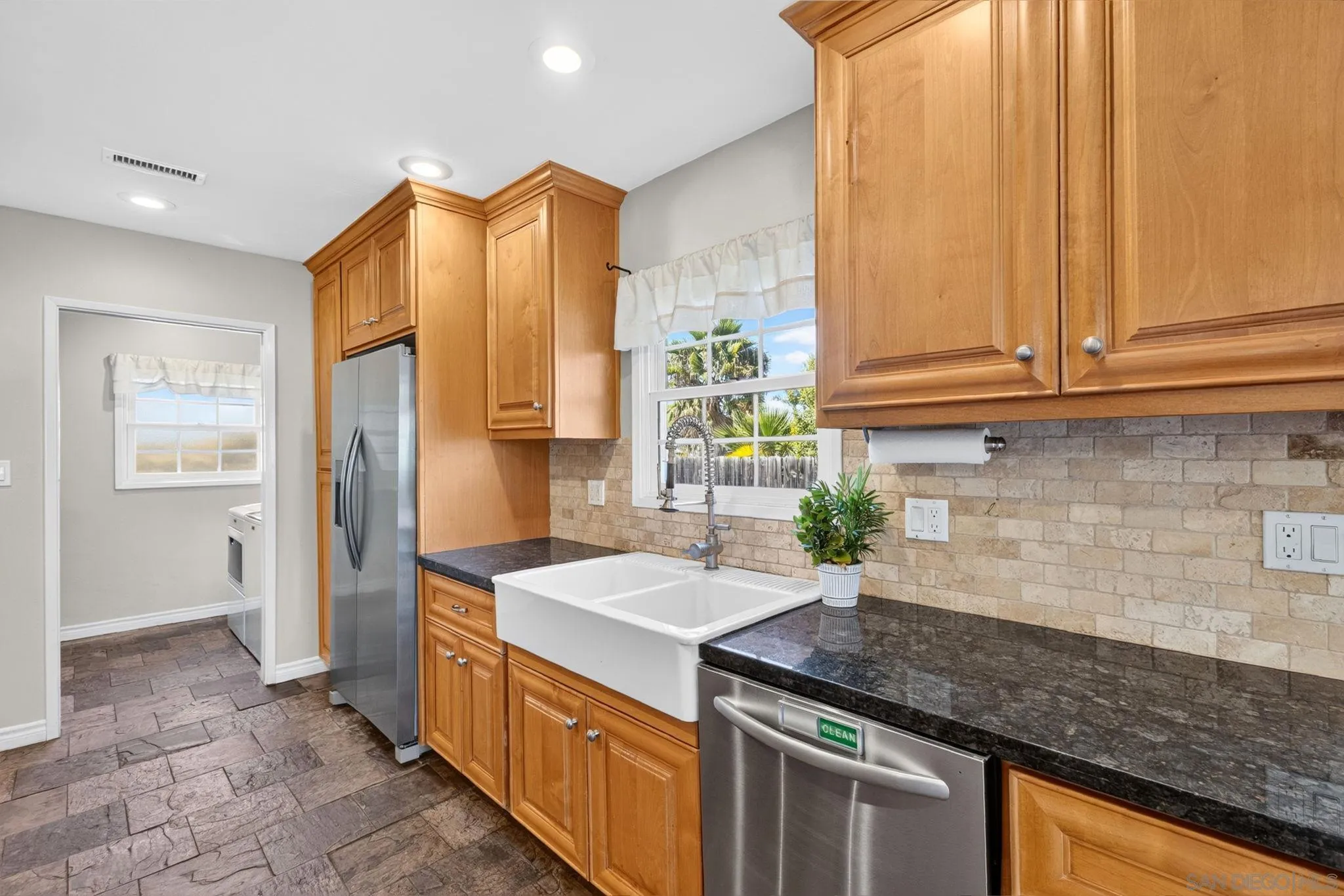 https://cdn.realtyfeed.com/cdn/127/260021572/dde699511e7f60c9bf6df43df7f041eb.webp