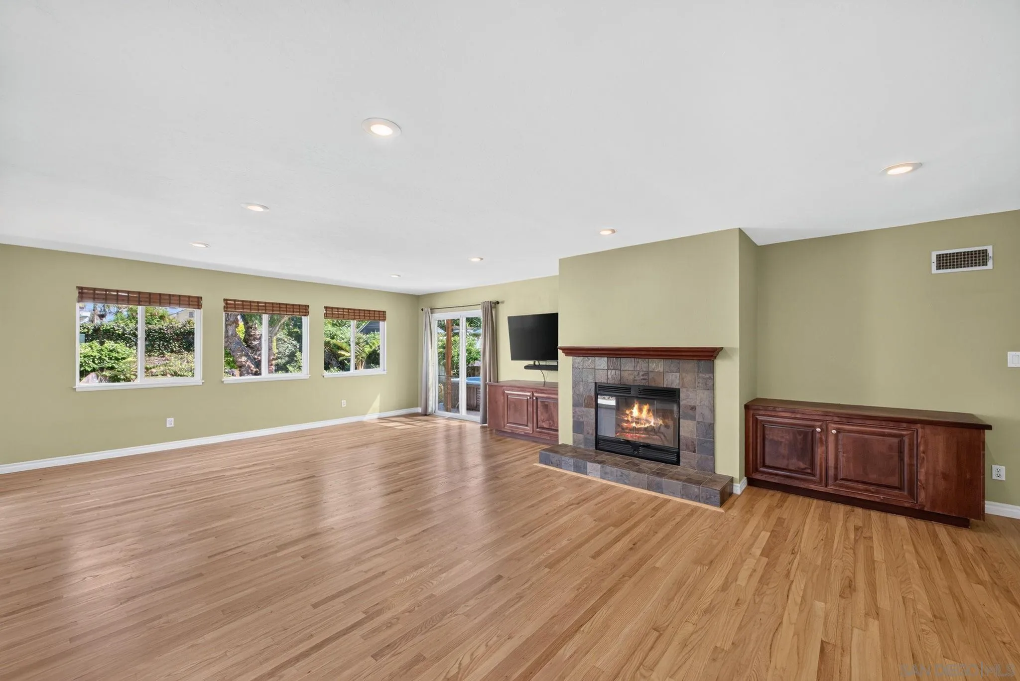 https://cdn.realtyfeed.com/cdn/127/260021572/eb9d6628adf843b45c4d54c25f310f05.webp