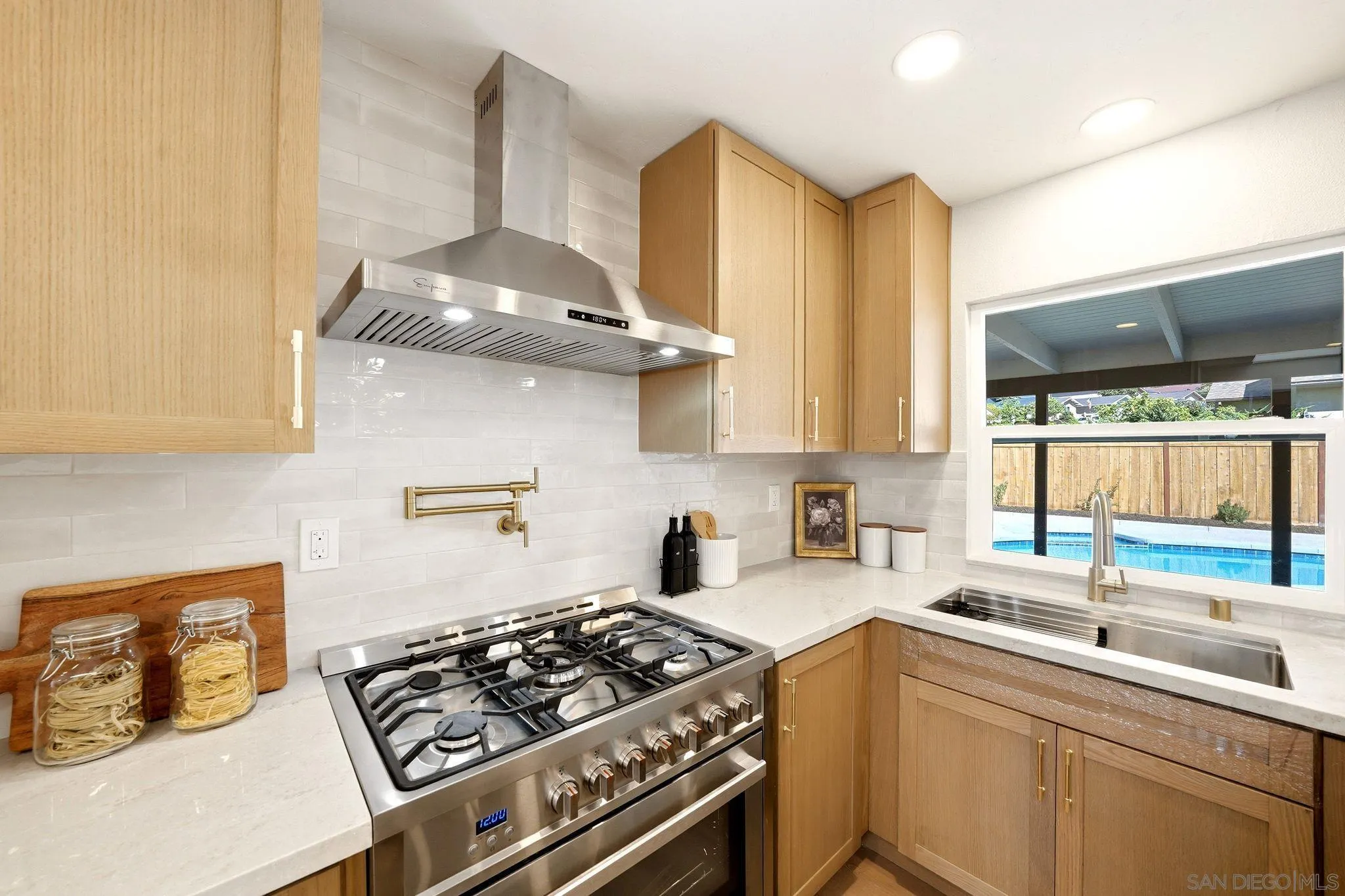 https://cdn.realtyfeed.com/cdn/127/260021575/c33000800a8f1856eebedcf8ccf7627f.webp