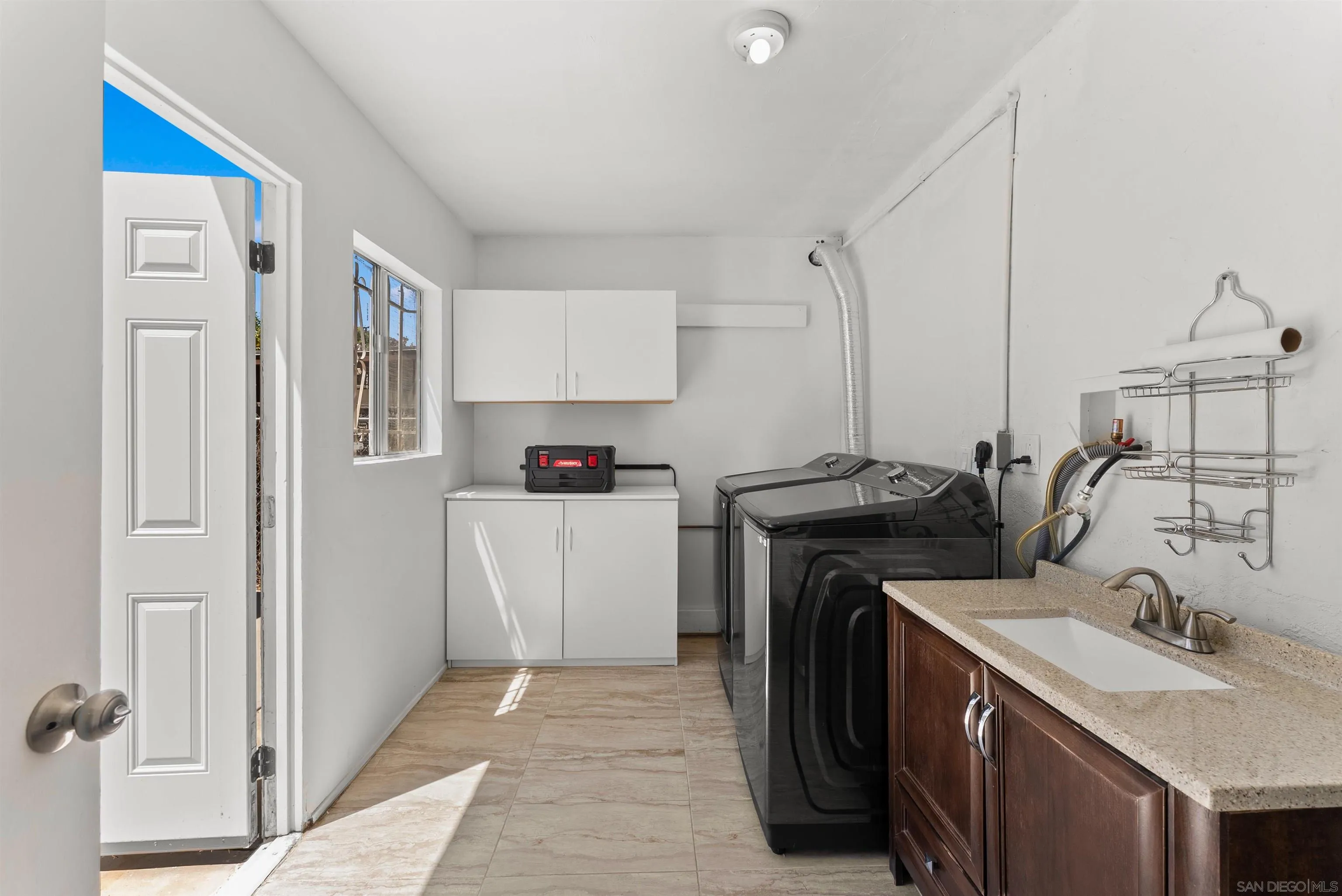 https://cdn.realtyfeed.com/cdn/127/260021578/98bb05bf6dff833edf0b88bc8f676d3e.webp