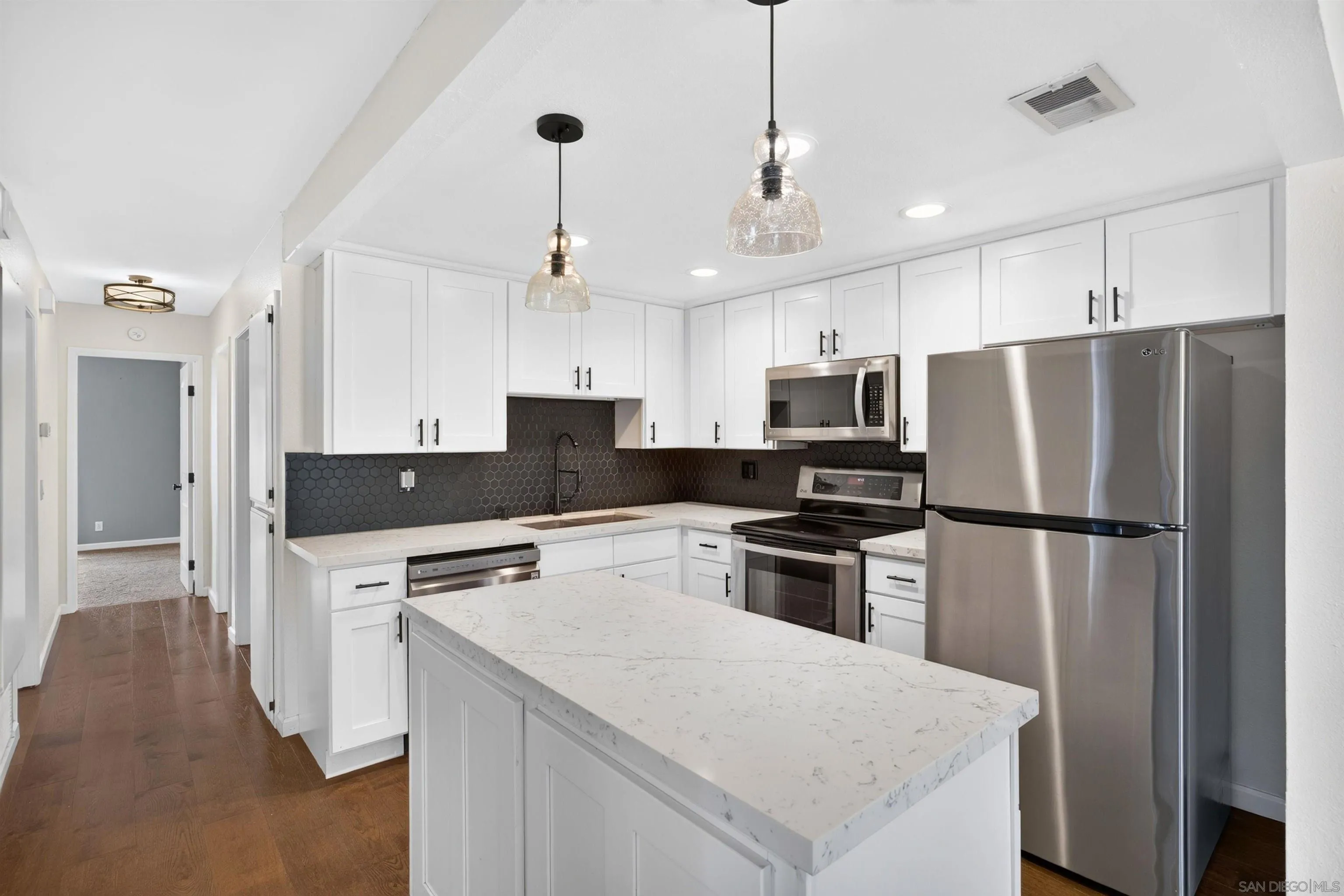 https://cdn.realtyfeed.com/cdn/127/260021584/9f41f9a9988713d96bc725e0ce35466d.webp
