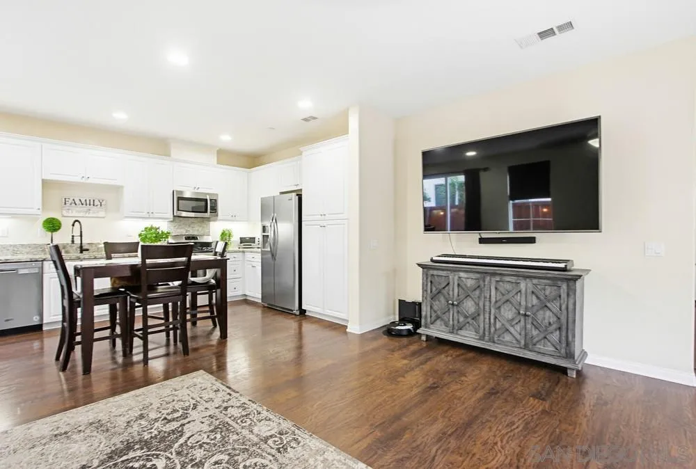https://cdn.realtyfeed.com/cdn/127/260021604/985e57572e4cf1d7d1825efa6936dc45.webp