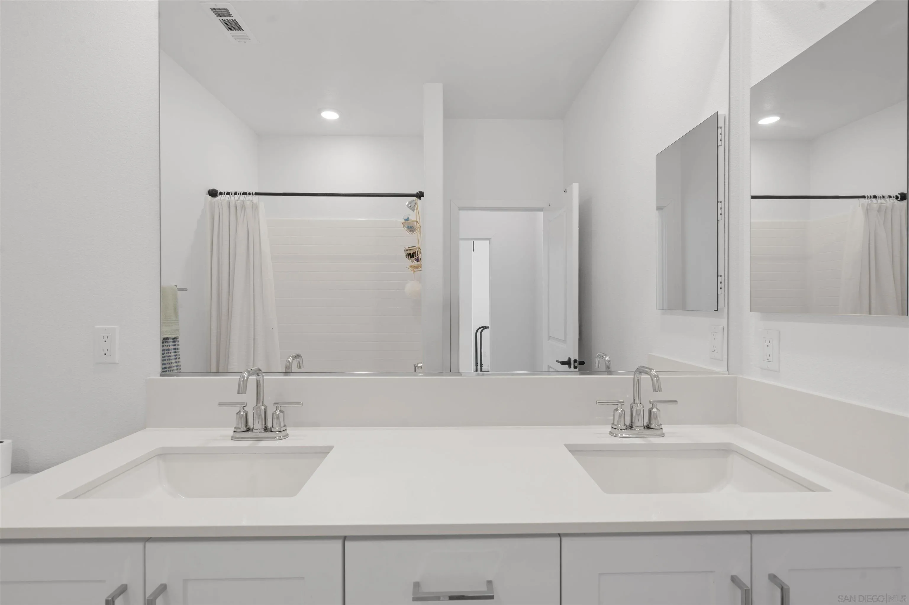 https://cdn.realtyfeed.com/cdn/127/260021607/010580683f0eb20cd6c2a1c54438876f.webp