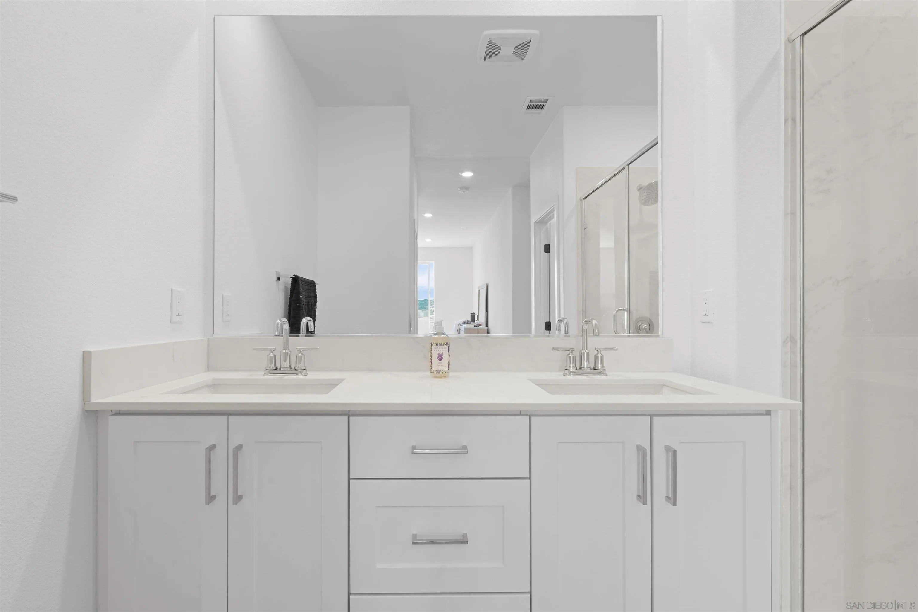 https://cdn.realtyfeed.com/cdn/127/260021607/c47f83eb0b0db2d6e7c658b5428387fe.webp