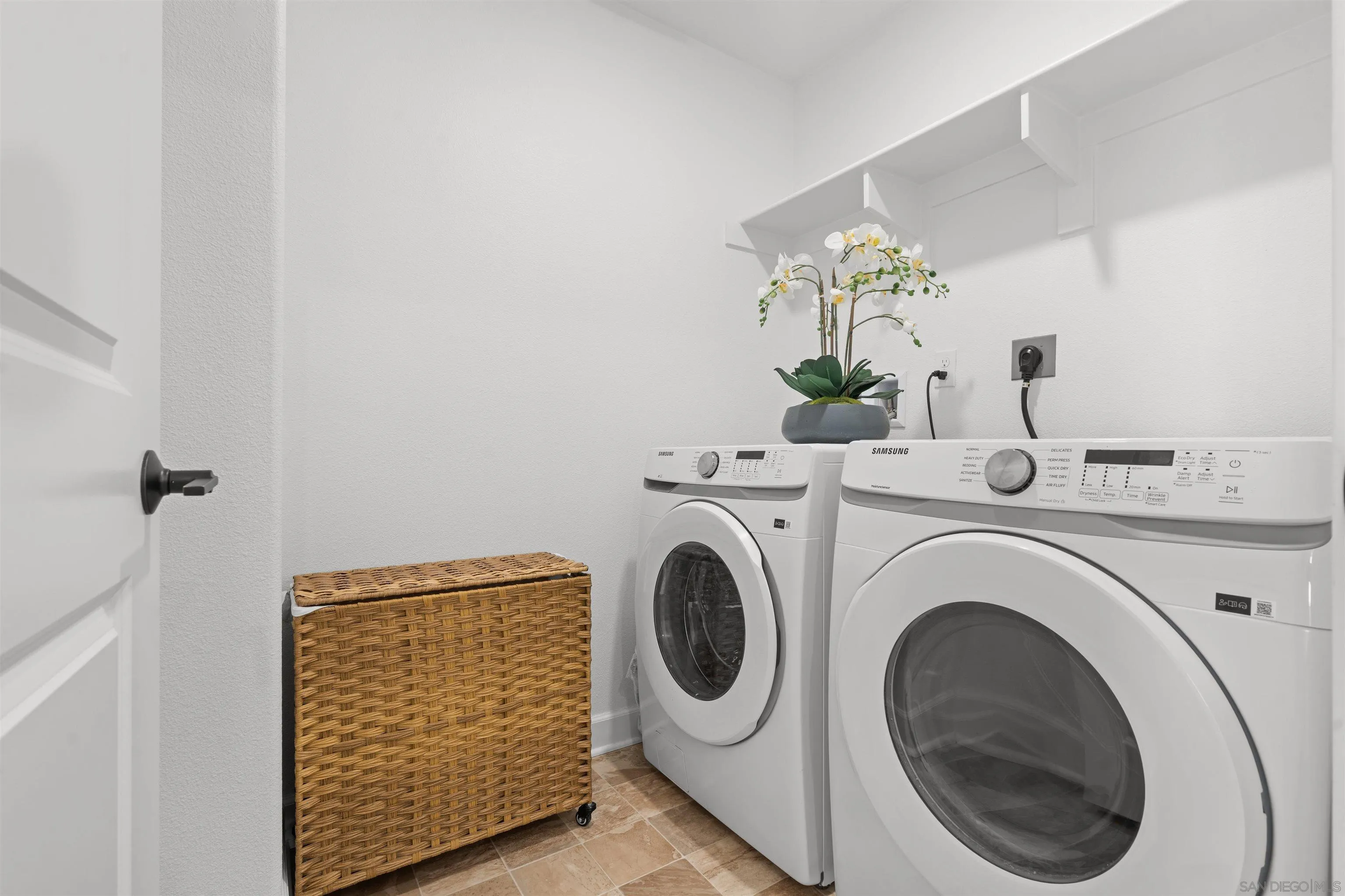 https://cdn.realtyfeed.com/cdn/127/260021607/e41f80bd8a8352bf6153f4c1939813fb.webp