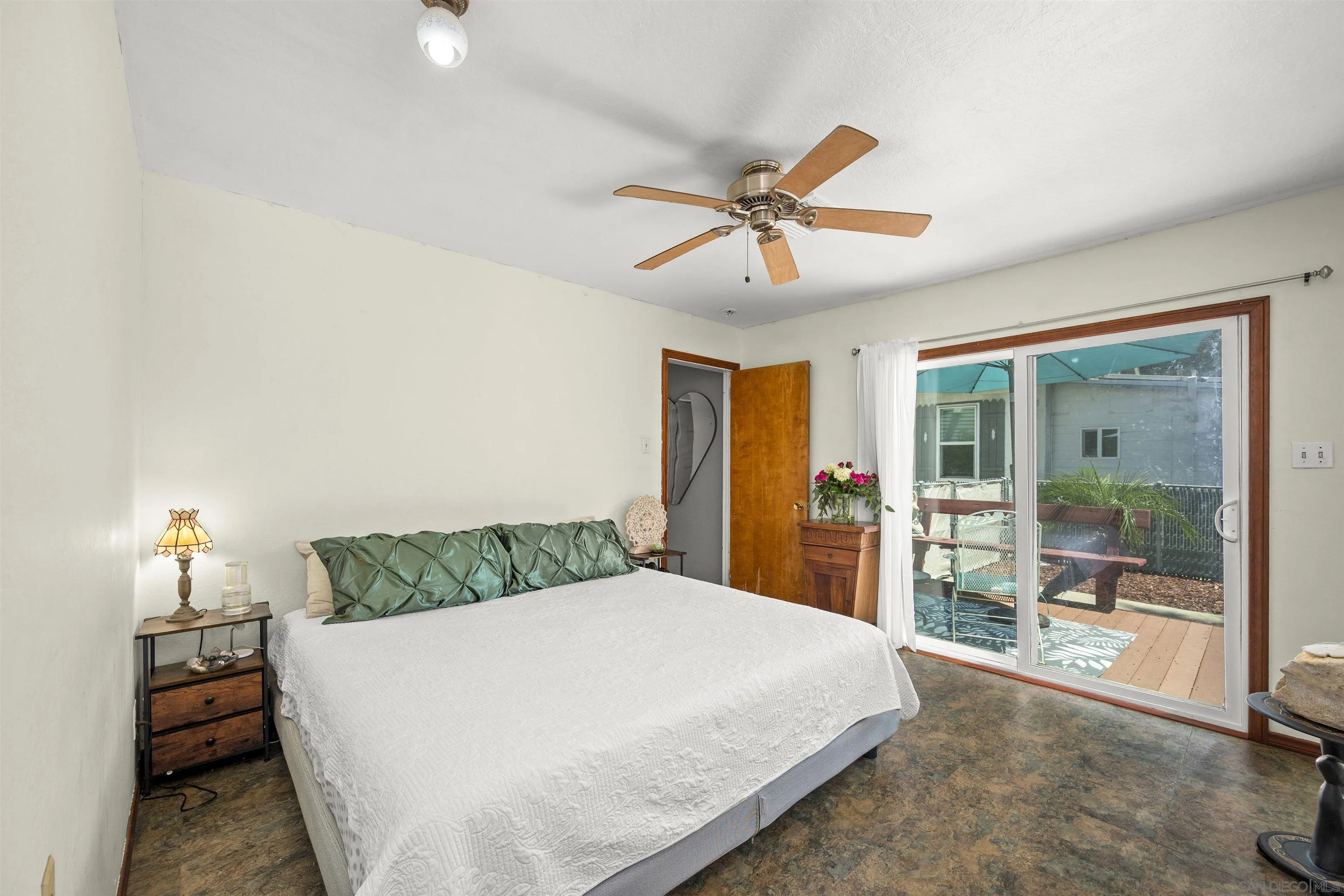 https://cdn.realtyfeed.com/cdn/127/260021611/fea5154f815965c8e7c58e88c70aad33.webp