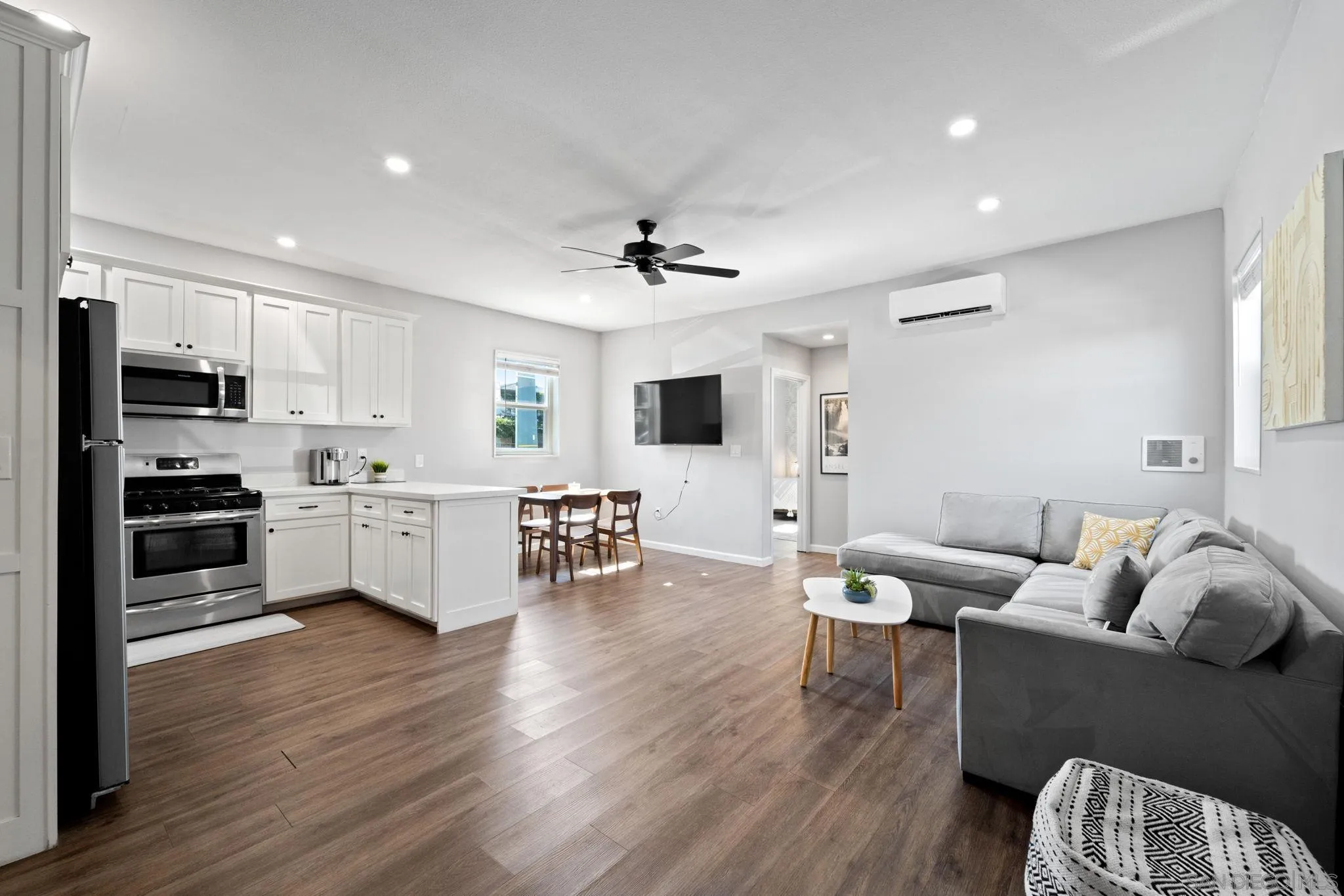 https://cdn.realtyfeed.com/cdn/127/260021619/8aa1c9259b54edf16f401cf933b61c68.webp