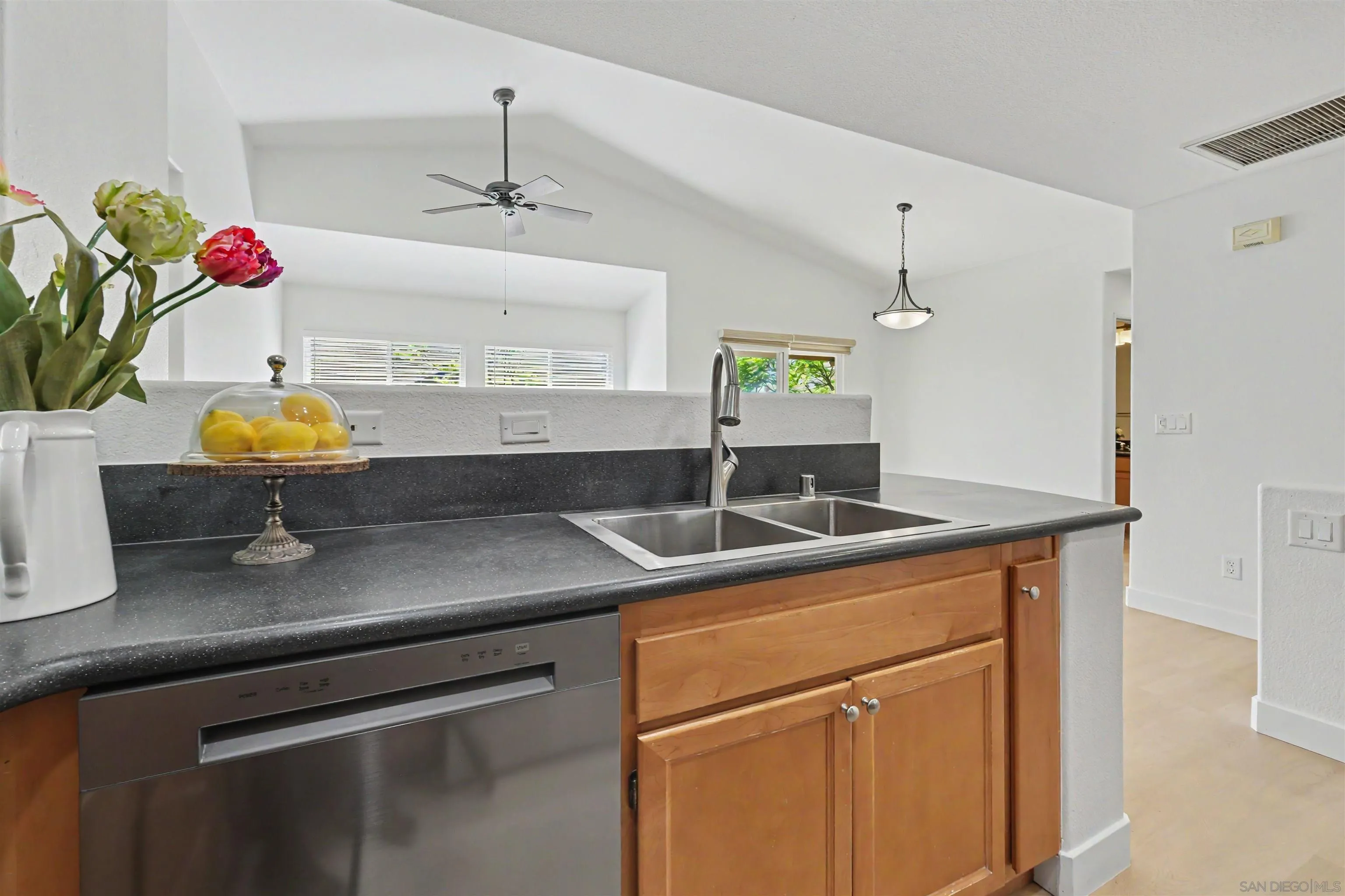 https://cdn.realtyfeed.com/cdn/127/260021625/993dd15725ab948ce15ae2b3e250bd6d.webp