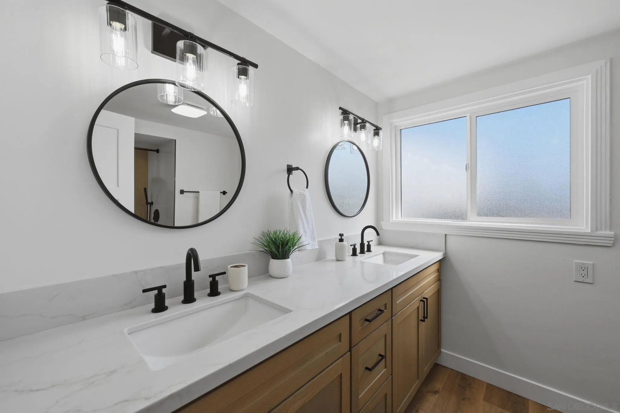 https://cdn.realtyfeed.com/cdn/127/260021628/a63f6115ea9718f7aa3ce3b2e1d12009.webp