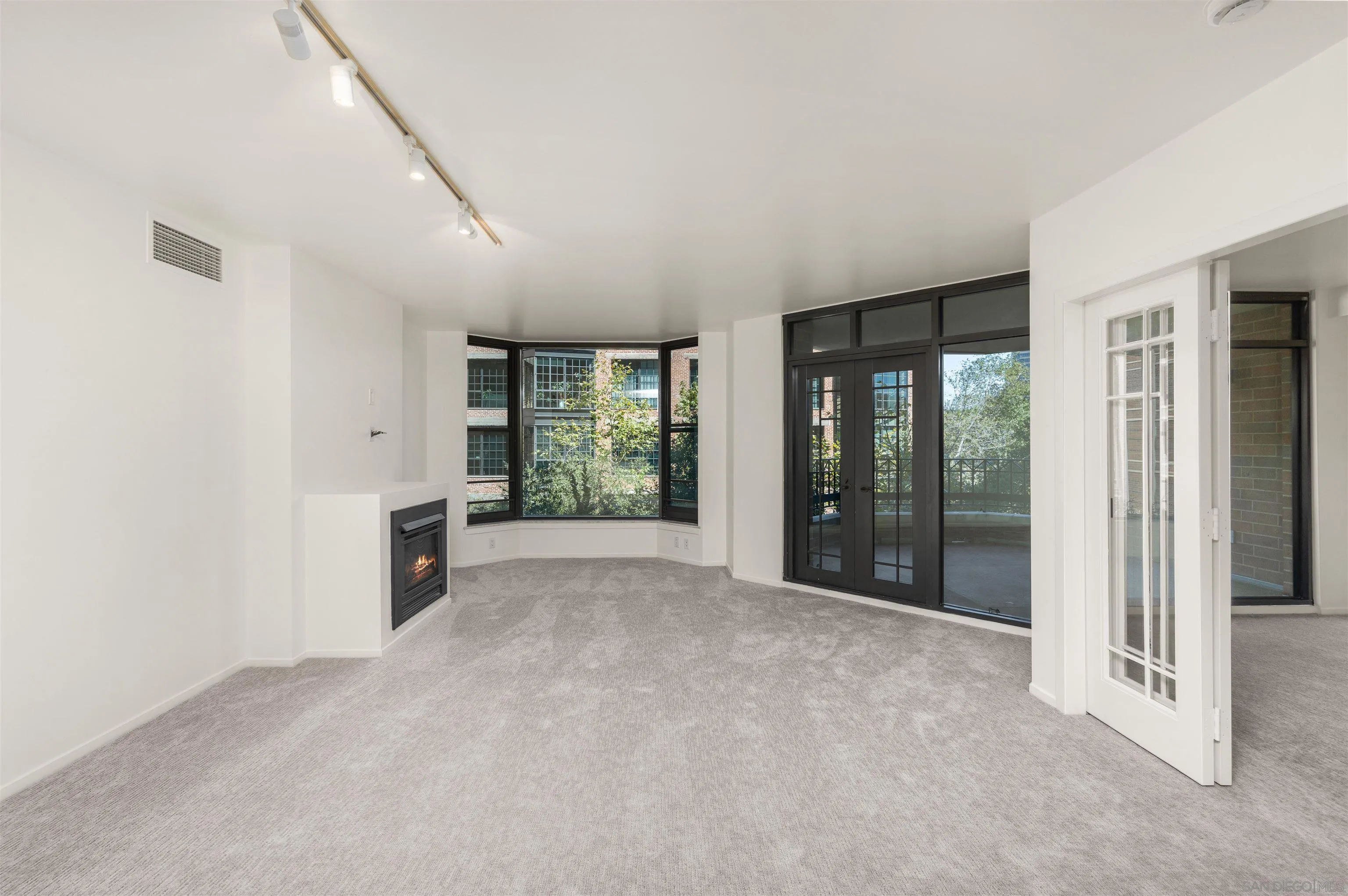 https://cdn.realtyfeed.com/cdn/127/260021638/43f1cc03f325953bf678e2e92d9e64bb.webp